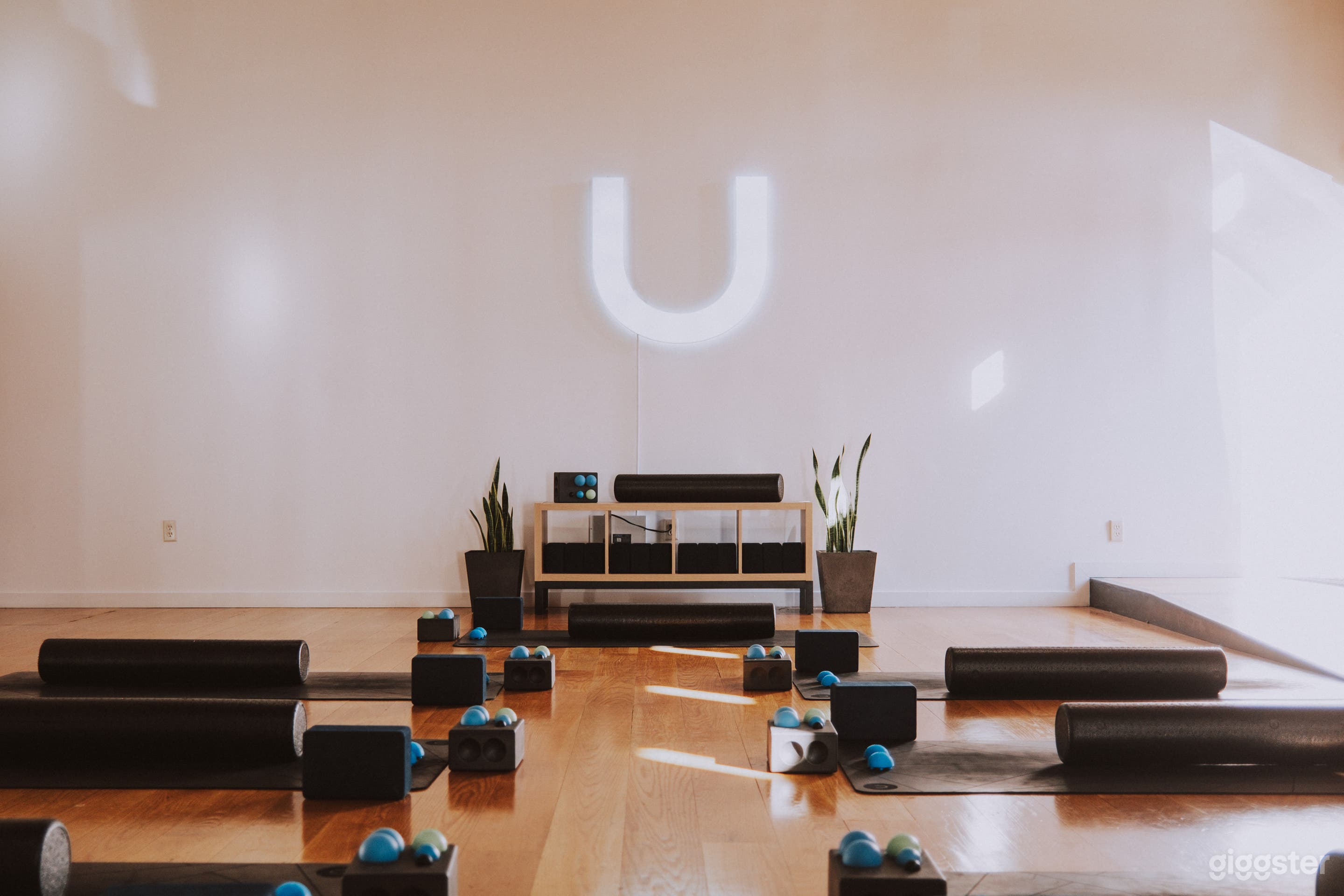 Spacious brick, beam, barrel-roofed space w/ studio &amp; loft Photo 2