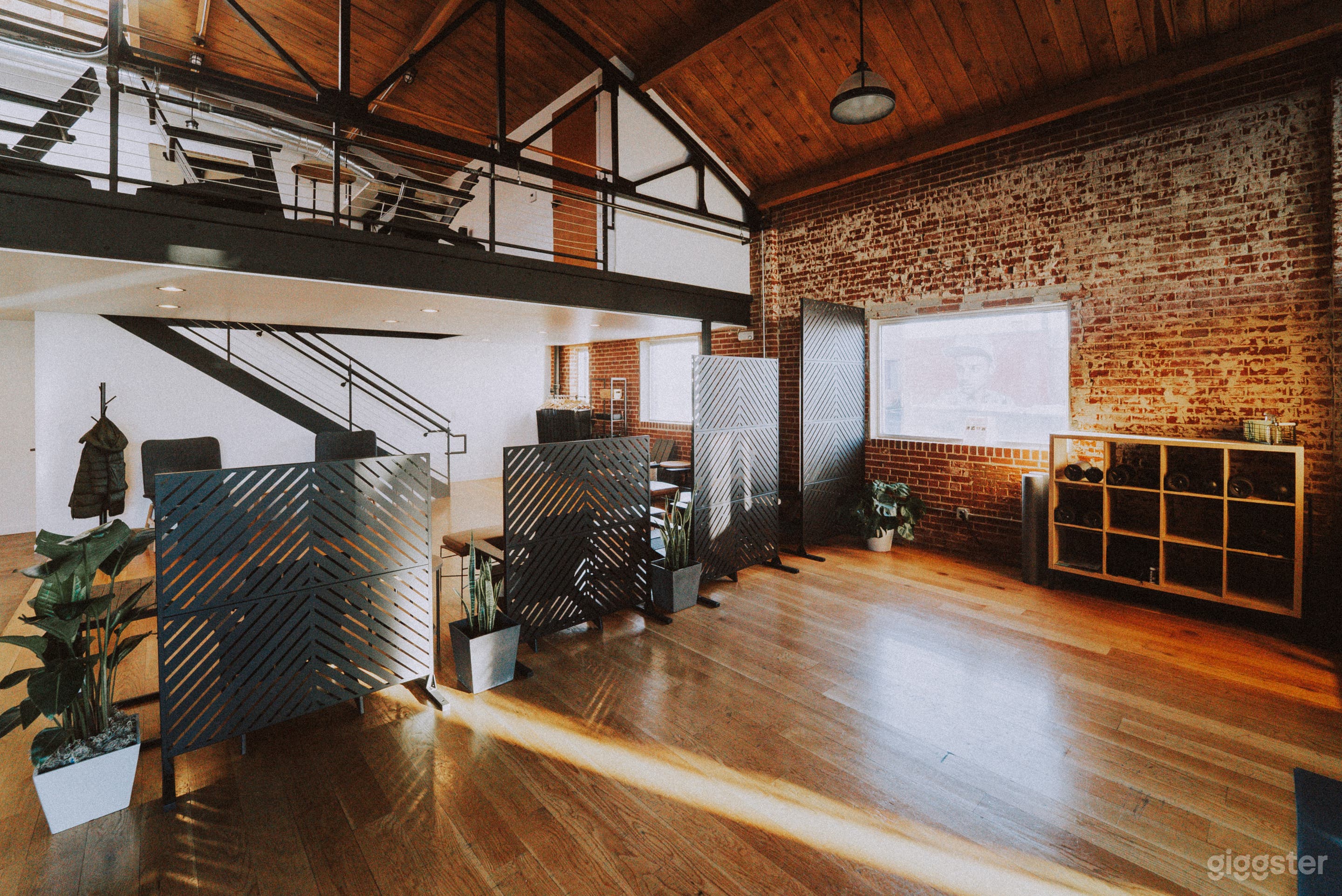 Spacious brick, beam, barrel-roofed space w/ studio &amp; loft Photo 1