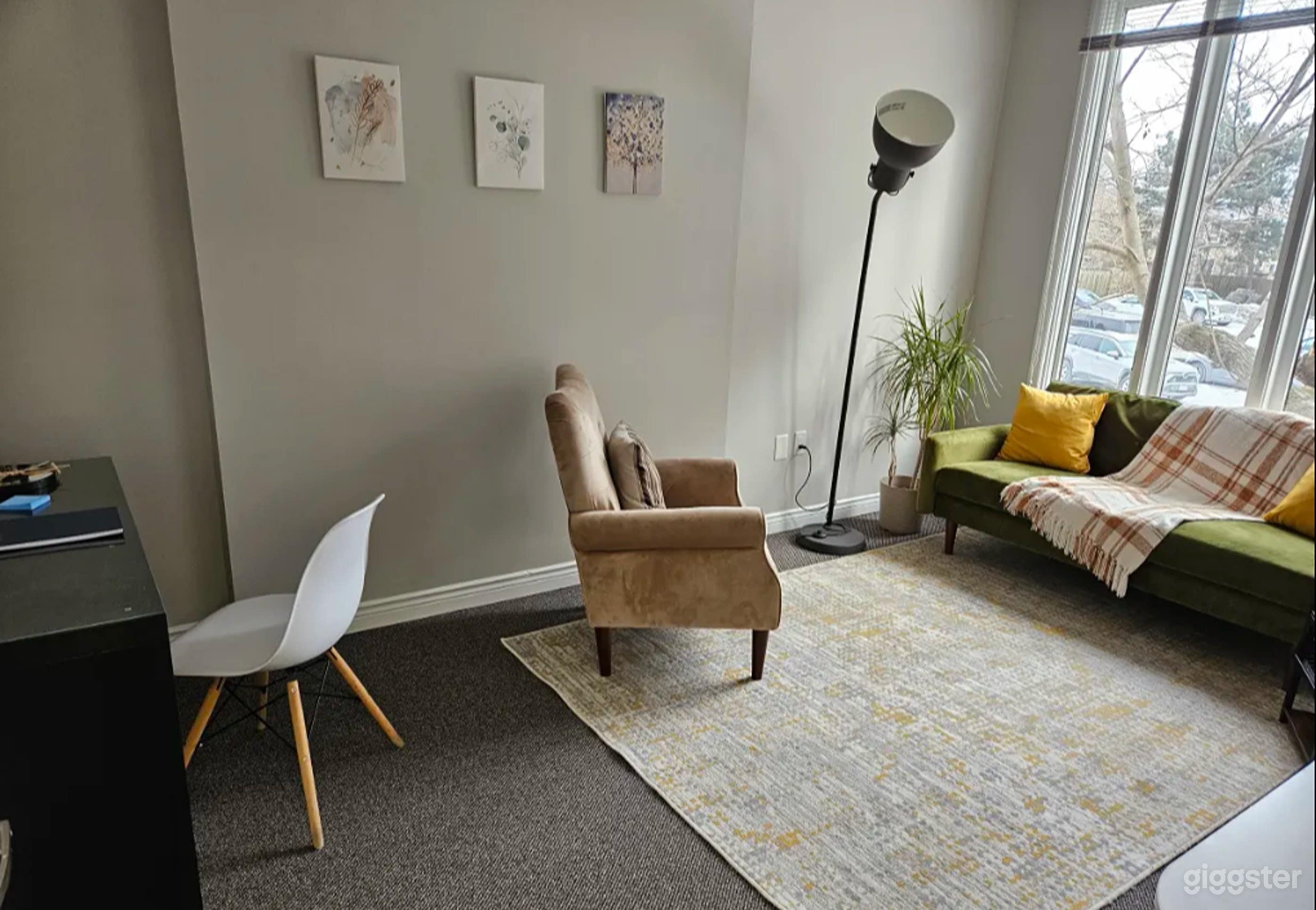 Therapy Office with full desk set up Photo 2