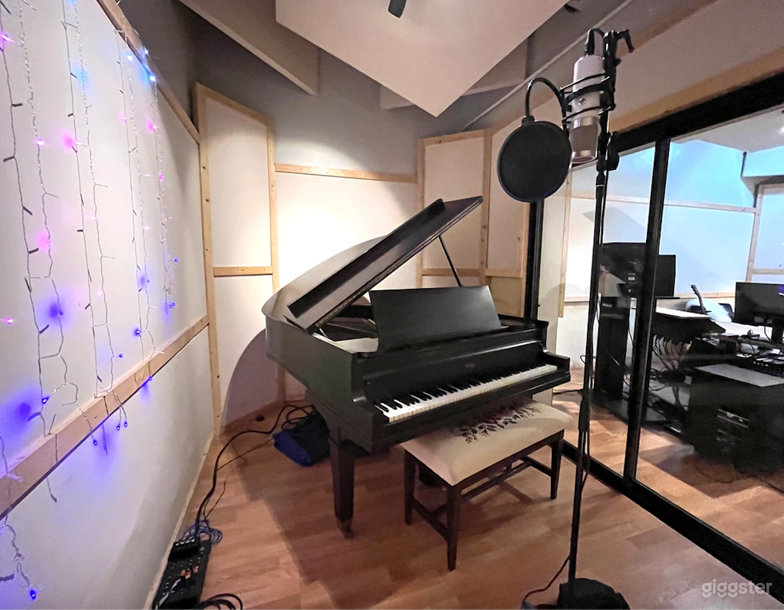 Studio V1 A Comfy and Affordable Studio Photo 4