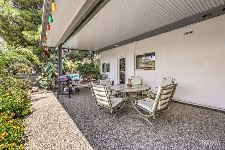  Cozy Tropical Backyard Hideaway 