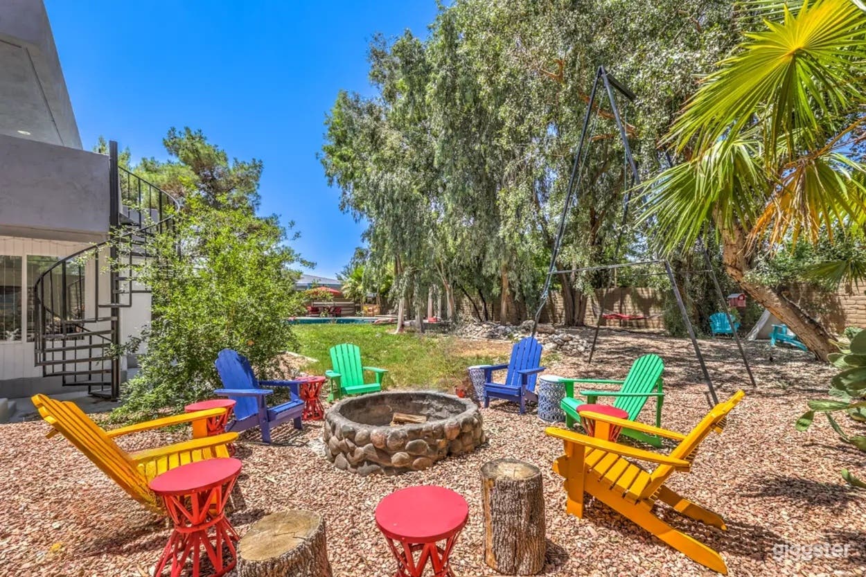 Cozy Tropical Backyard Hideaway Photo 1