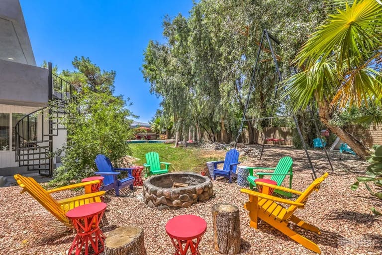  Cozy Tropical Backyard Hideaway 