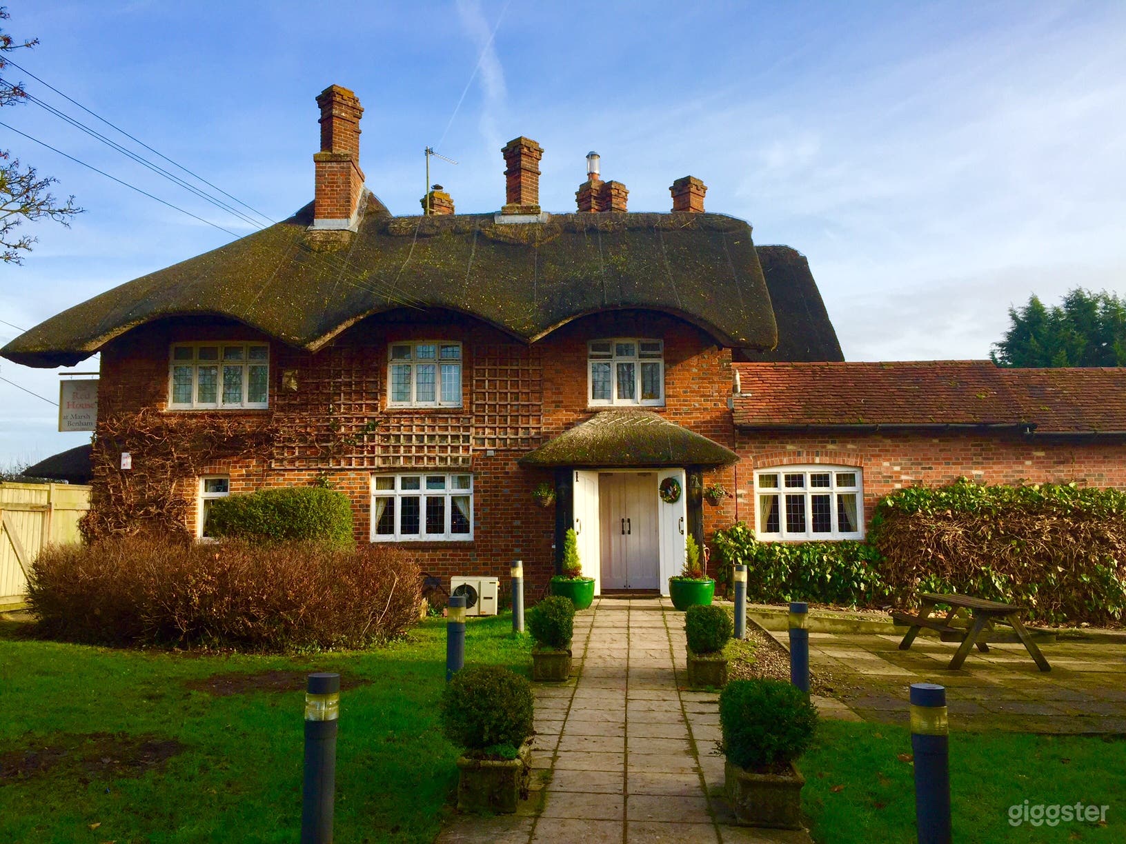 Traditional Thatched Pub in Newbury Photo 1