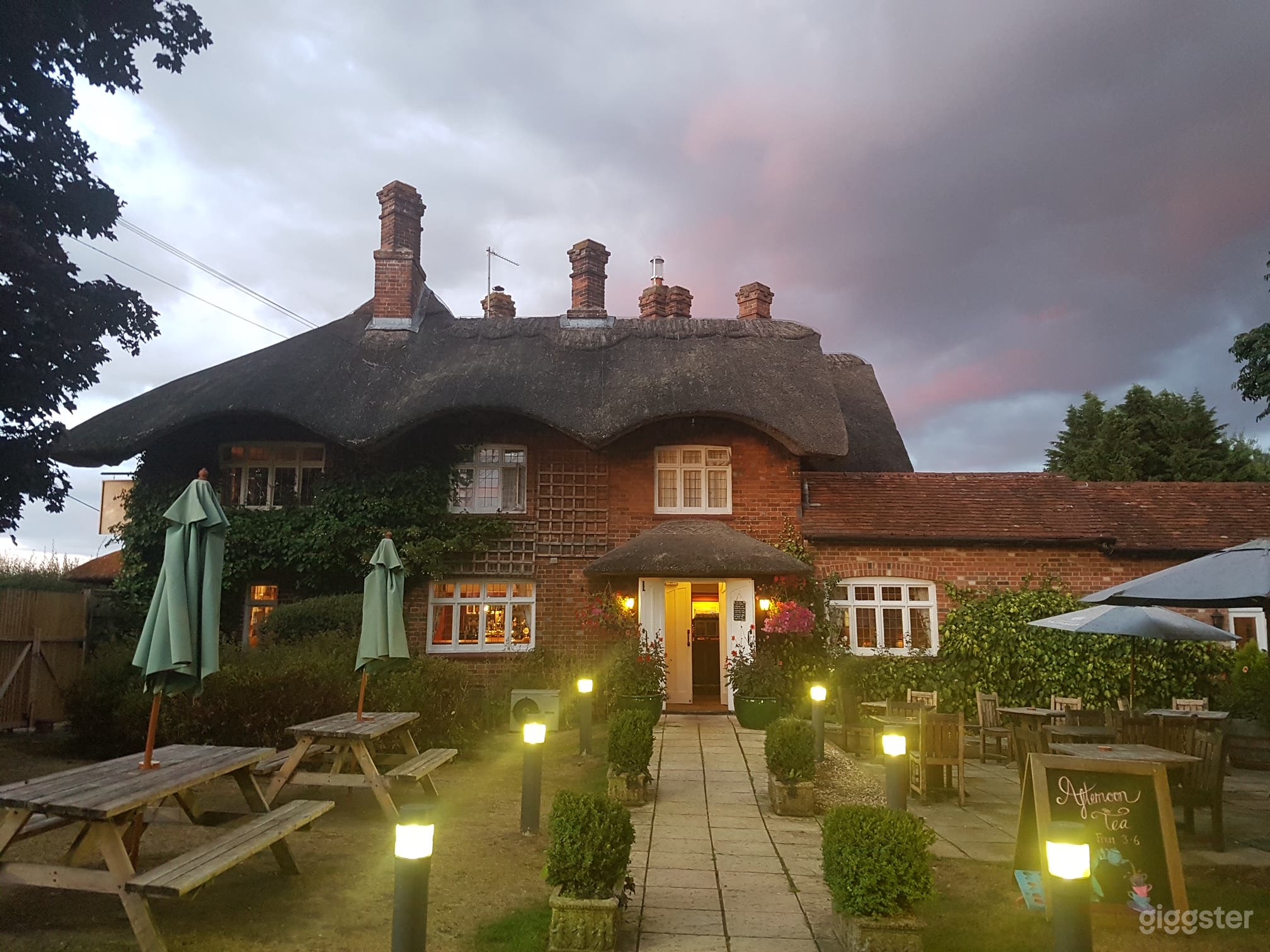 Traditional Thatched Pub in Newbury Photo 3