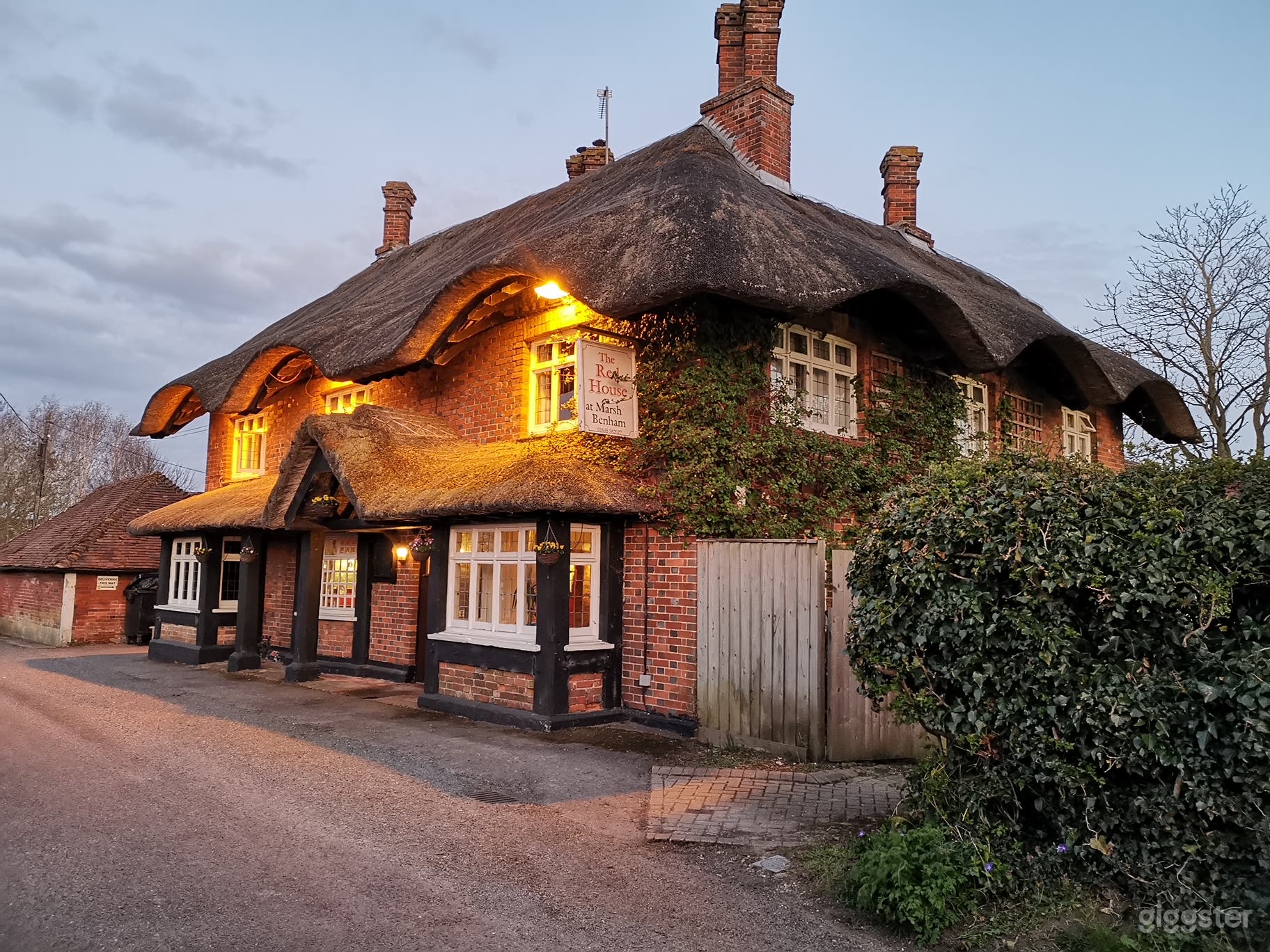 Traditional Thatched Pub in Newbury Photo 2