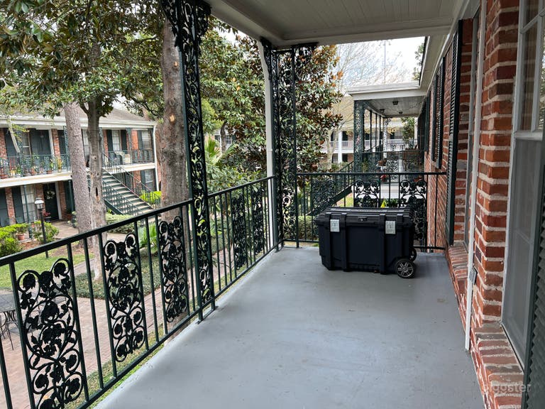  Roomy Creole iron and brick porch with beautiful greenery! 