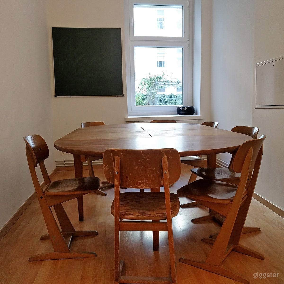 Gemütlicher Besprechungsraum mit Tageslicht Foto 3