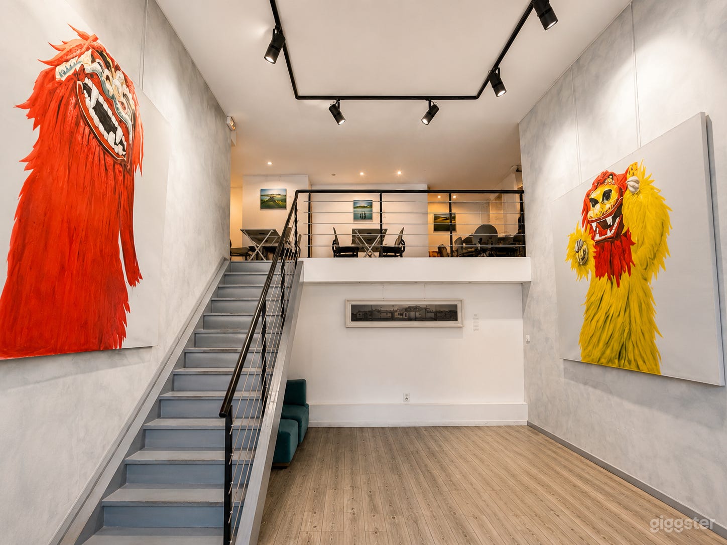Rez-de-chaussée ouvert avec une disposition flexible, idéal pour des séances photo, expositions, ateliers et événements.