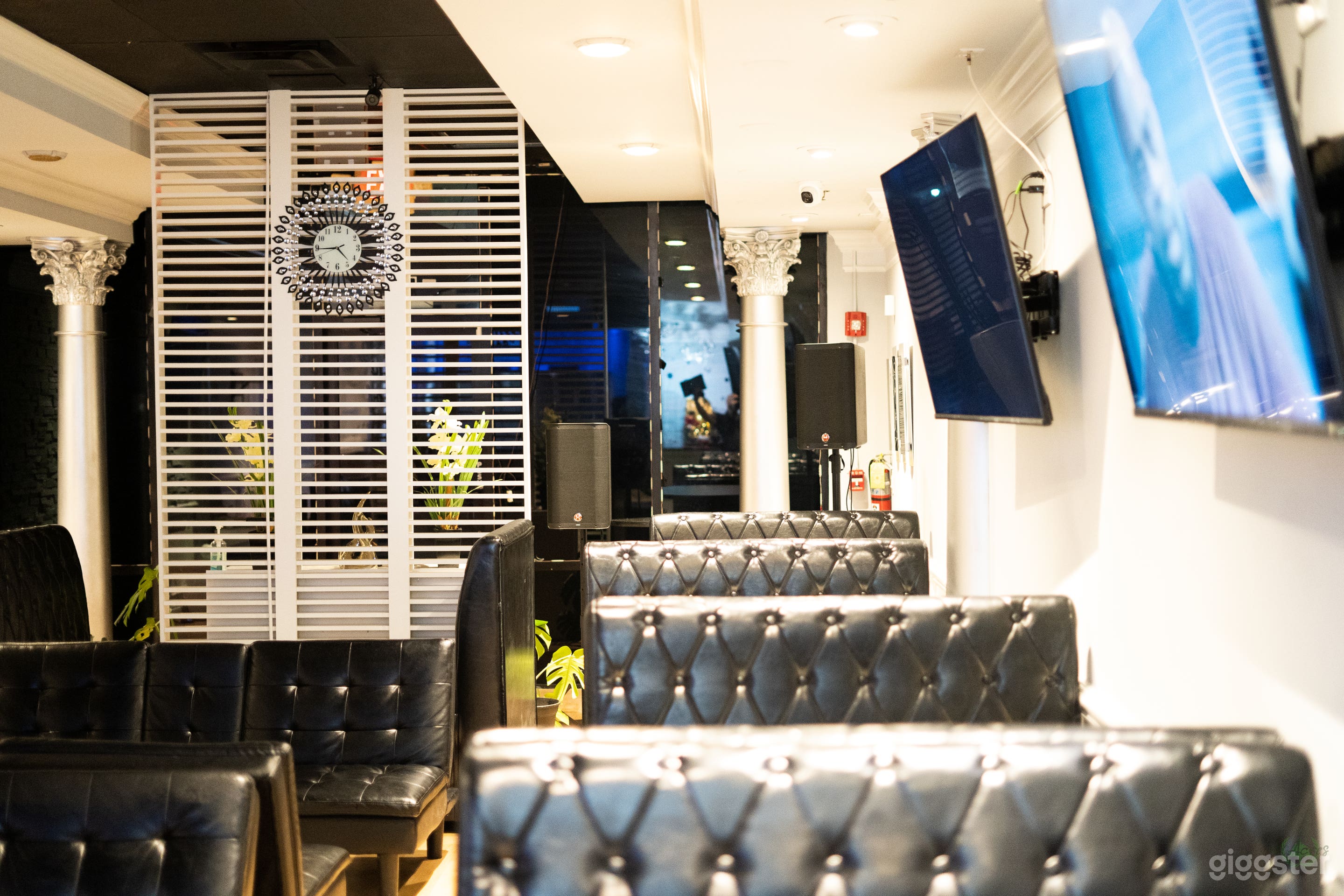 Luxurious spacious party venue Photo 4