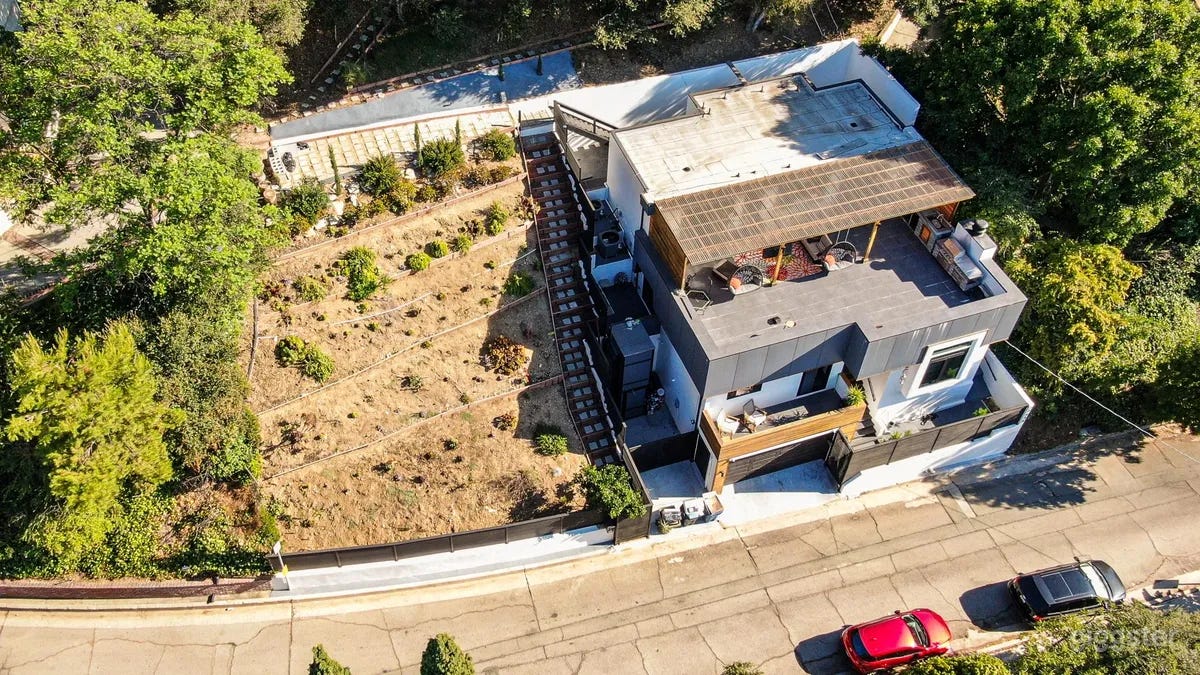 Studio city – PANORAMIC VIEWS & STUNNING ROOFTOP Photo 3