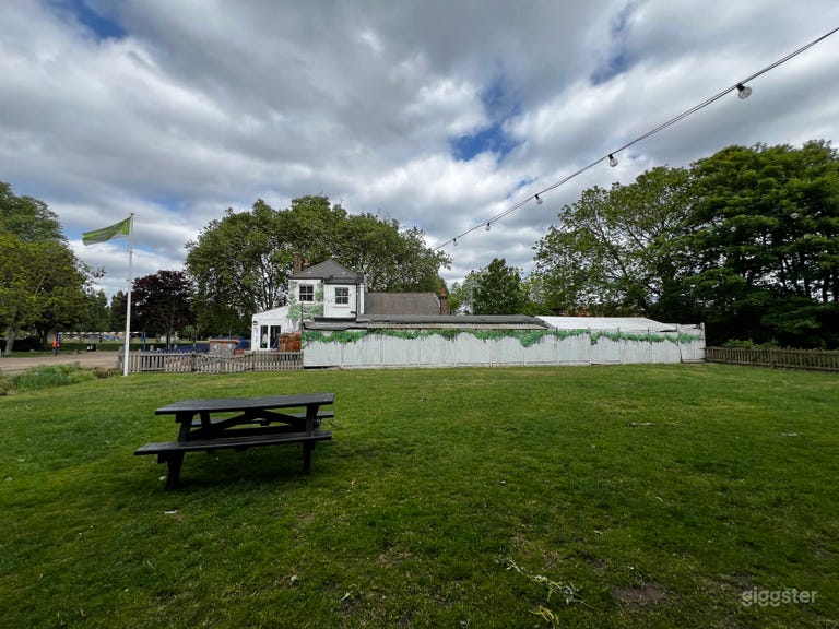  Back uncovered & enclosed lawn with 2 picnic tables 