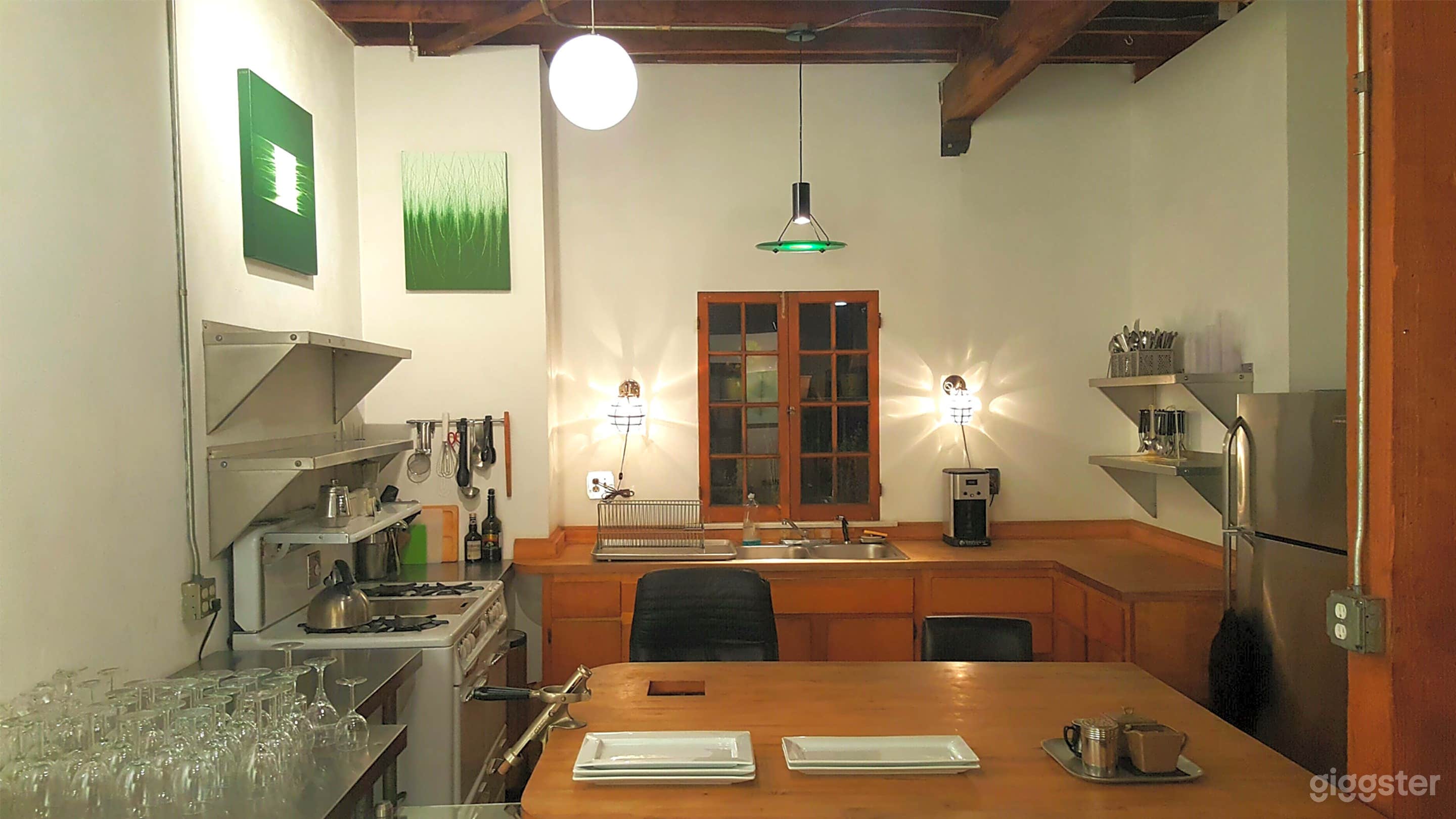 Art Gallery & NYC style Loft w/ Kitchen Photo 4