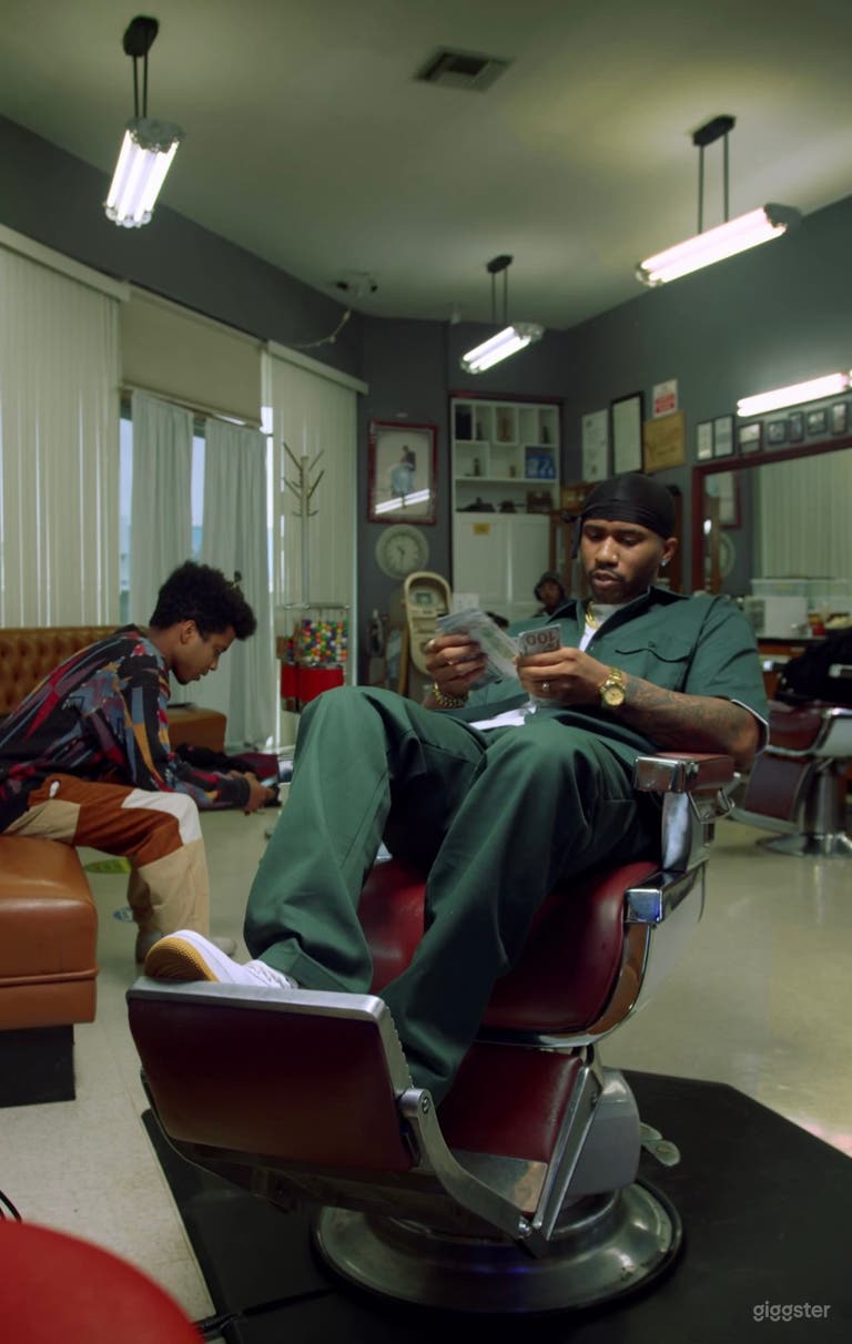  Vintage Barbershop (Noho Arts district)  