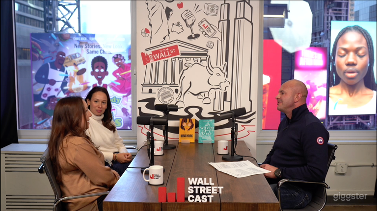  Popular Brazilian podcast &quot;Wall Street Cast&quot; with a view of Times Square 