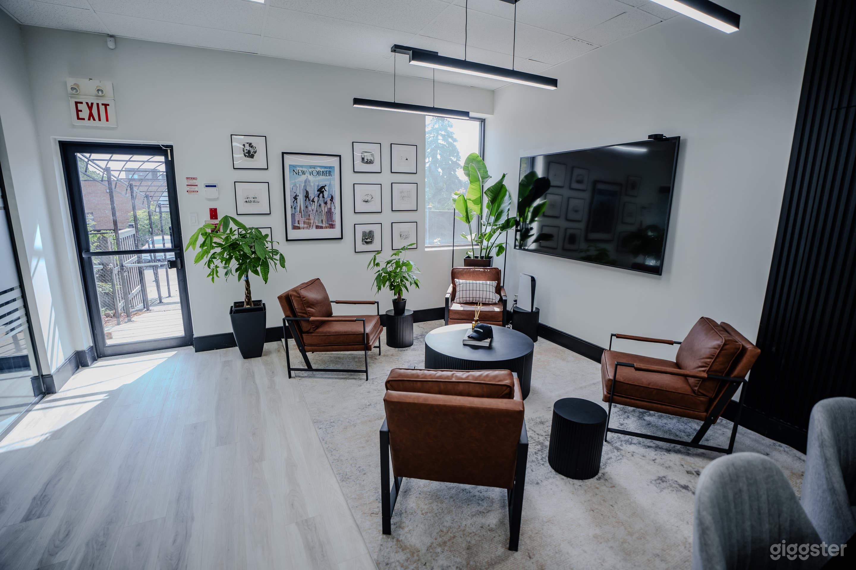 High-End Modern Office with Private Meeting Room &amp; Reception Photo 4