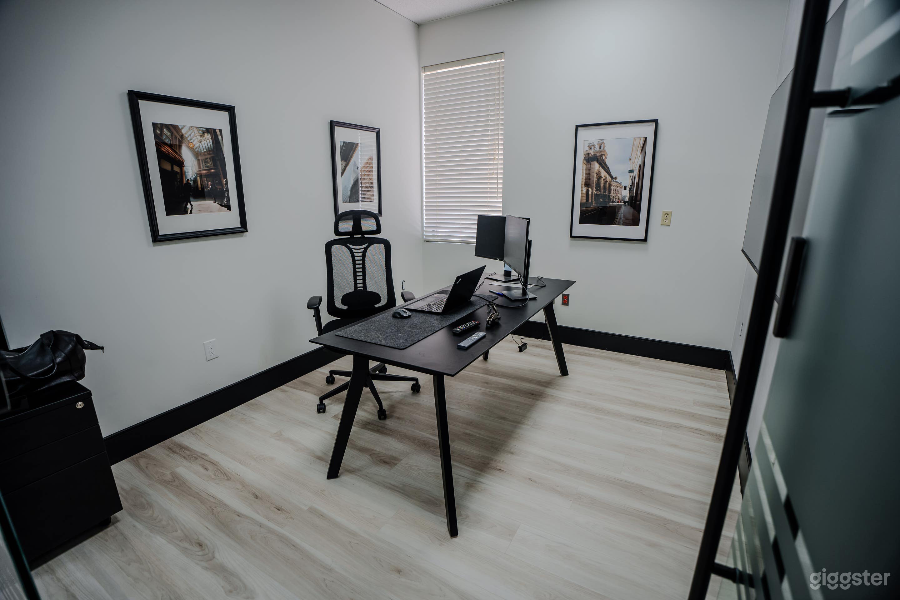 High-End Modern Office with Private Meeting Room &amp; Reception Photo 2