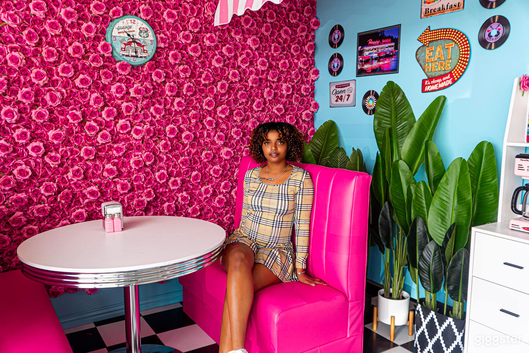 Full access to all sets — With every booking Photo 2