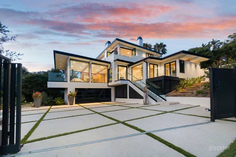  SLEEK MODERN SEA VIEW ESTATE POOL, COURT & VIEWS 