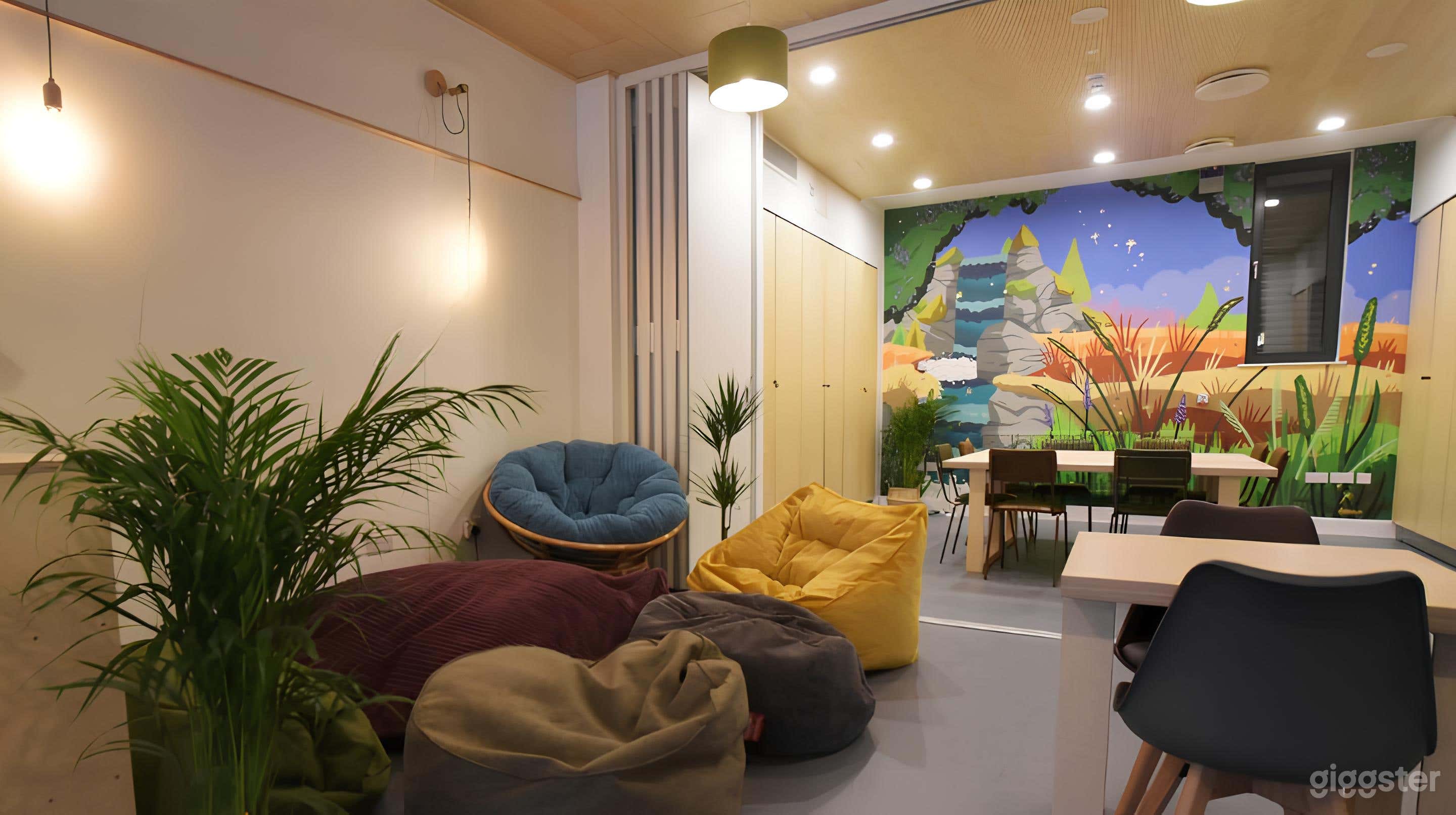 Bright and Welcoming Community Lounge Photo 3