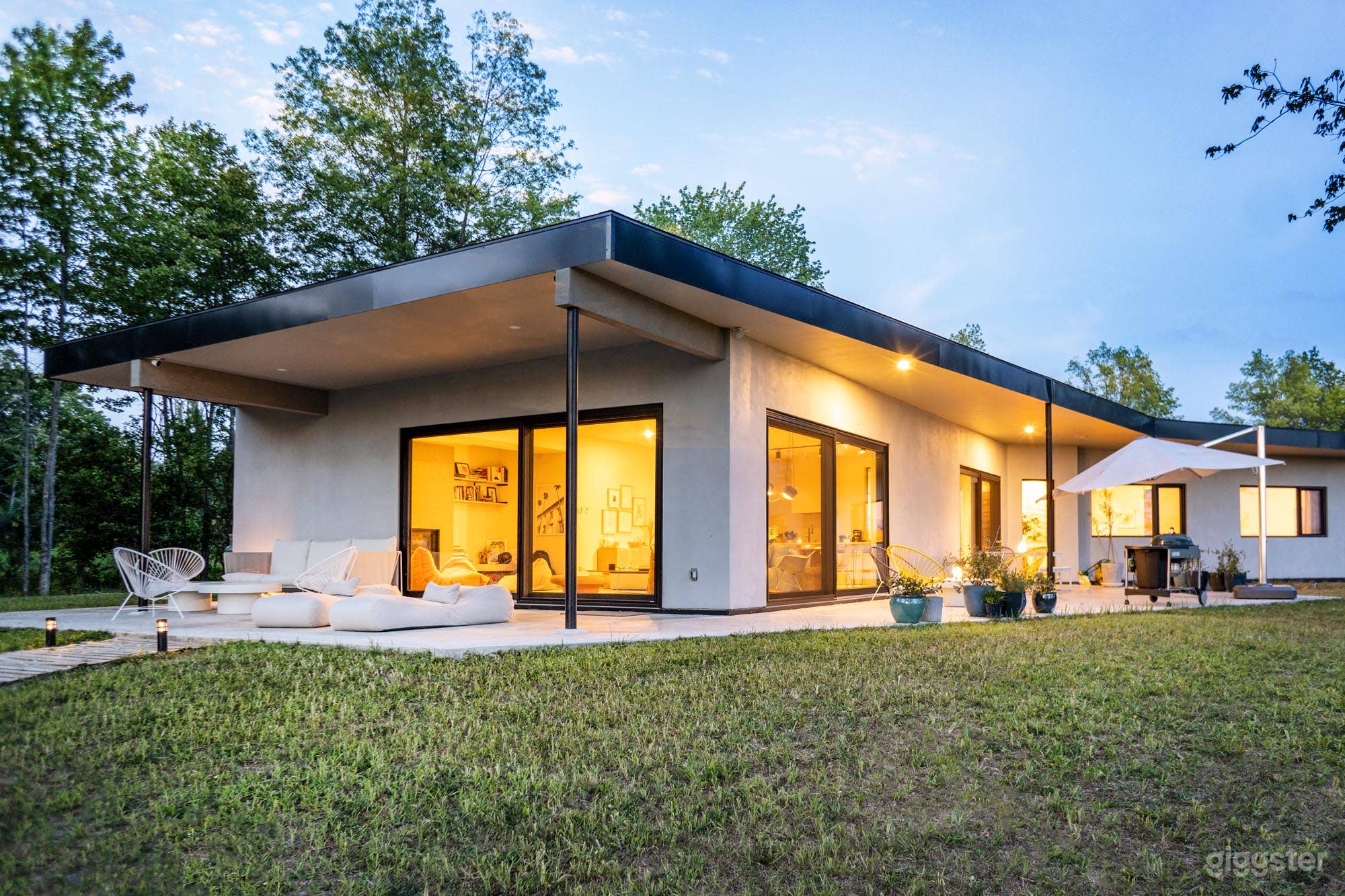 Newly built, modern mid century house Photo 2