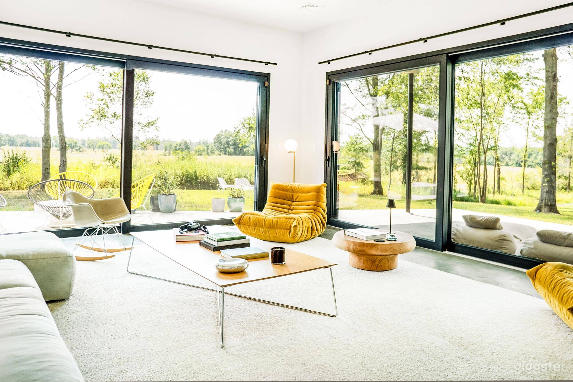 Newly built, modern mid century house Photo 1