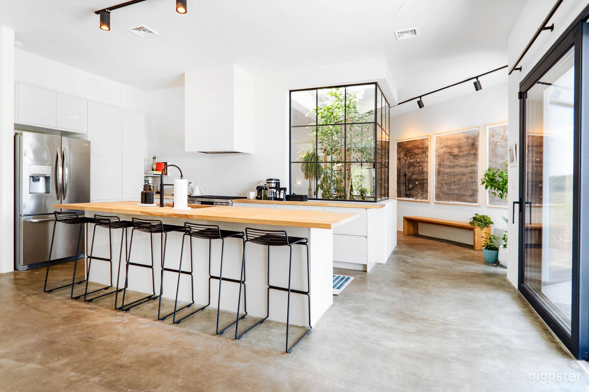 Newly built, modern mid century house Photo 4