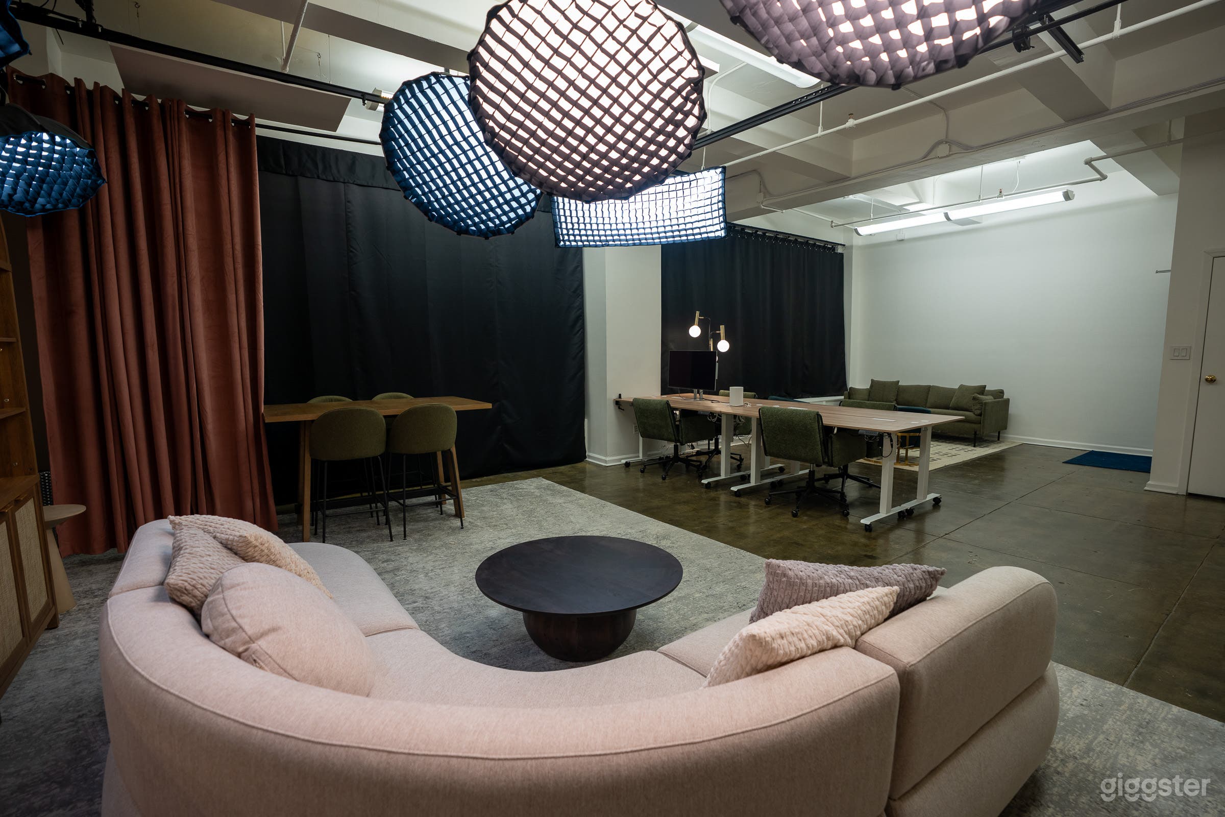 Entire Midtown Studio Photo 3