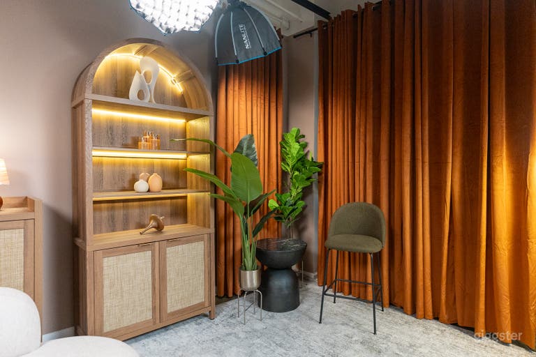  Entire Midtown Studio 