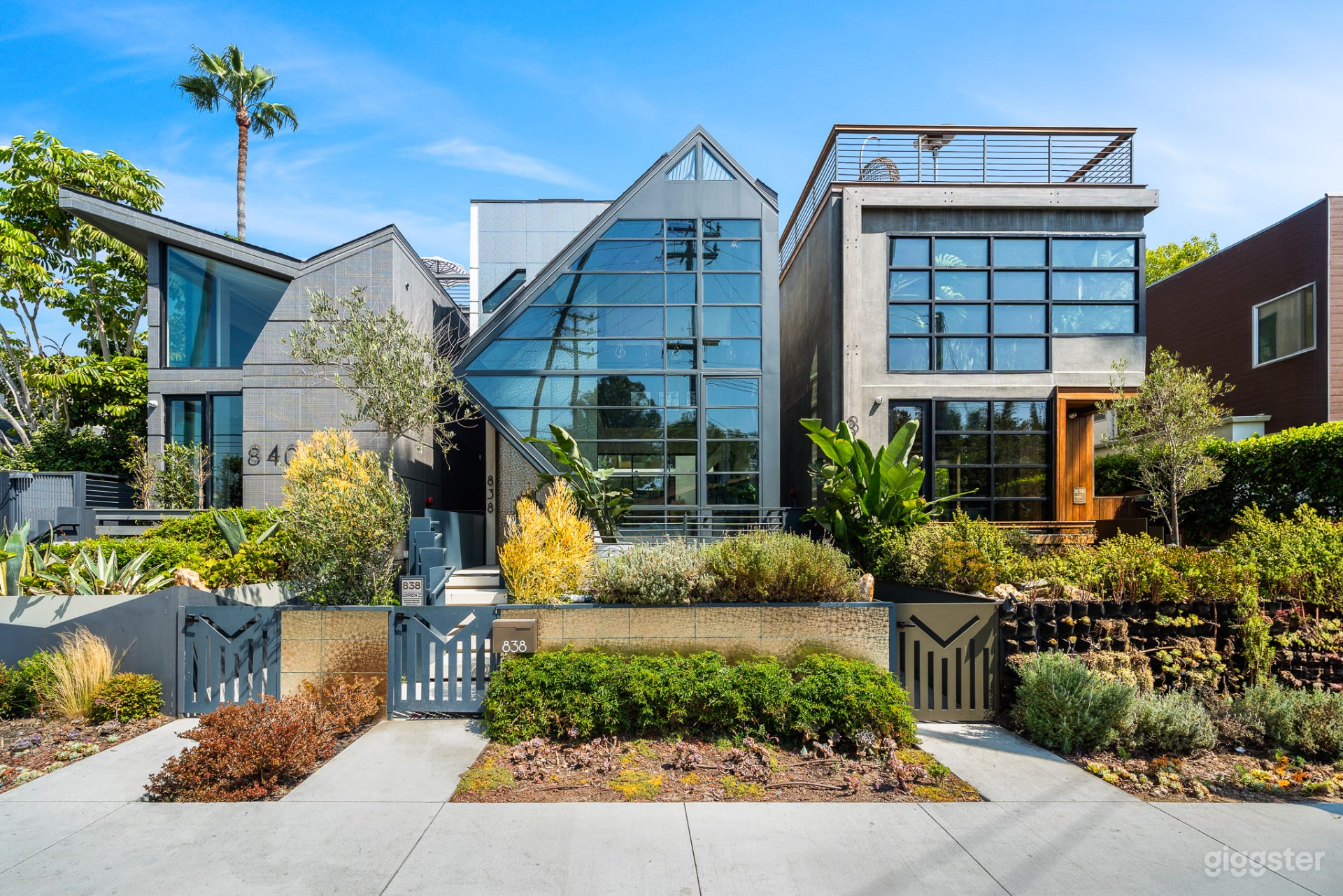 PALM-FRAMED VENICE MINIMALIST VILLA Photo 2