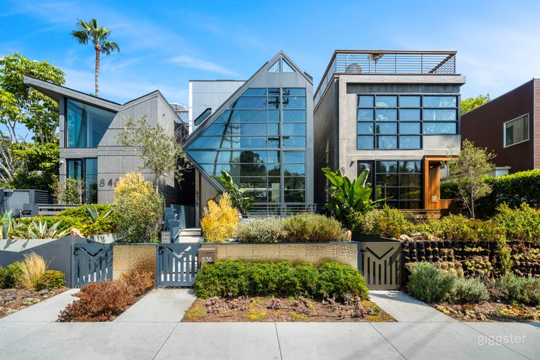  PALM-FRAMED VENICE MINIMALIST VILLA 