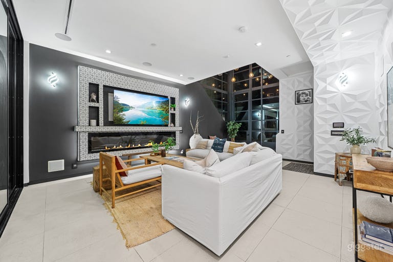  PALM-FRAMED VENICE MINIMALIST VILLA 