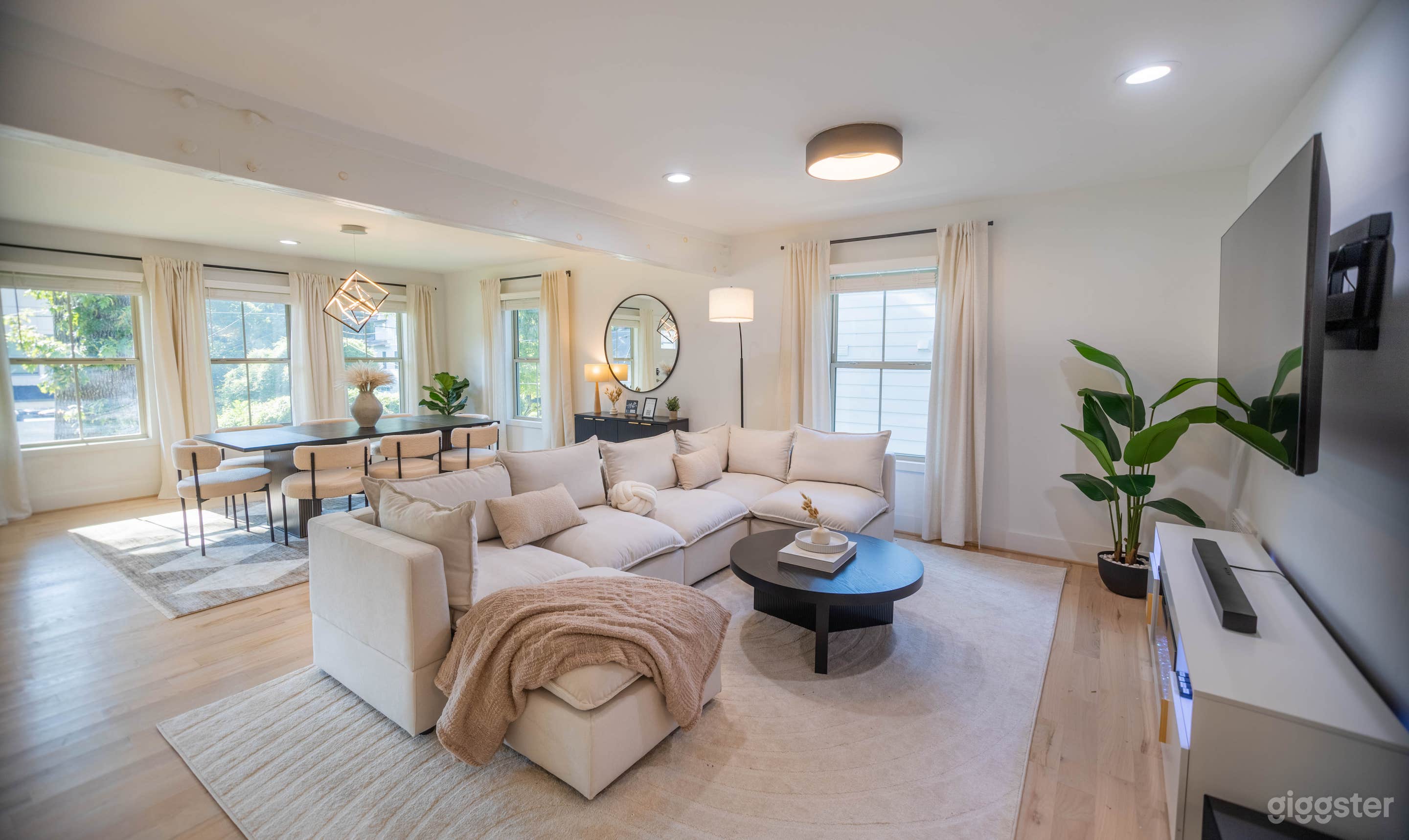 Luxury 4 Bedroom Home | Near East Lake Golf & Beltline Photo 2