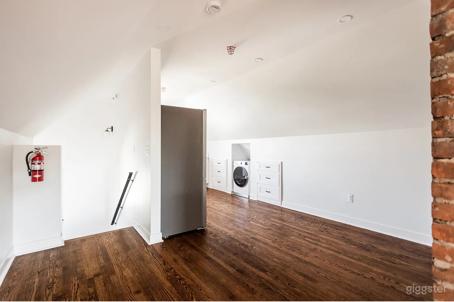 Intimate Loft Above Neighborhood Hot Spot Photo 3