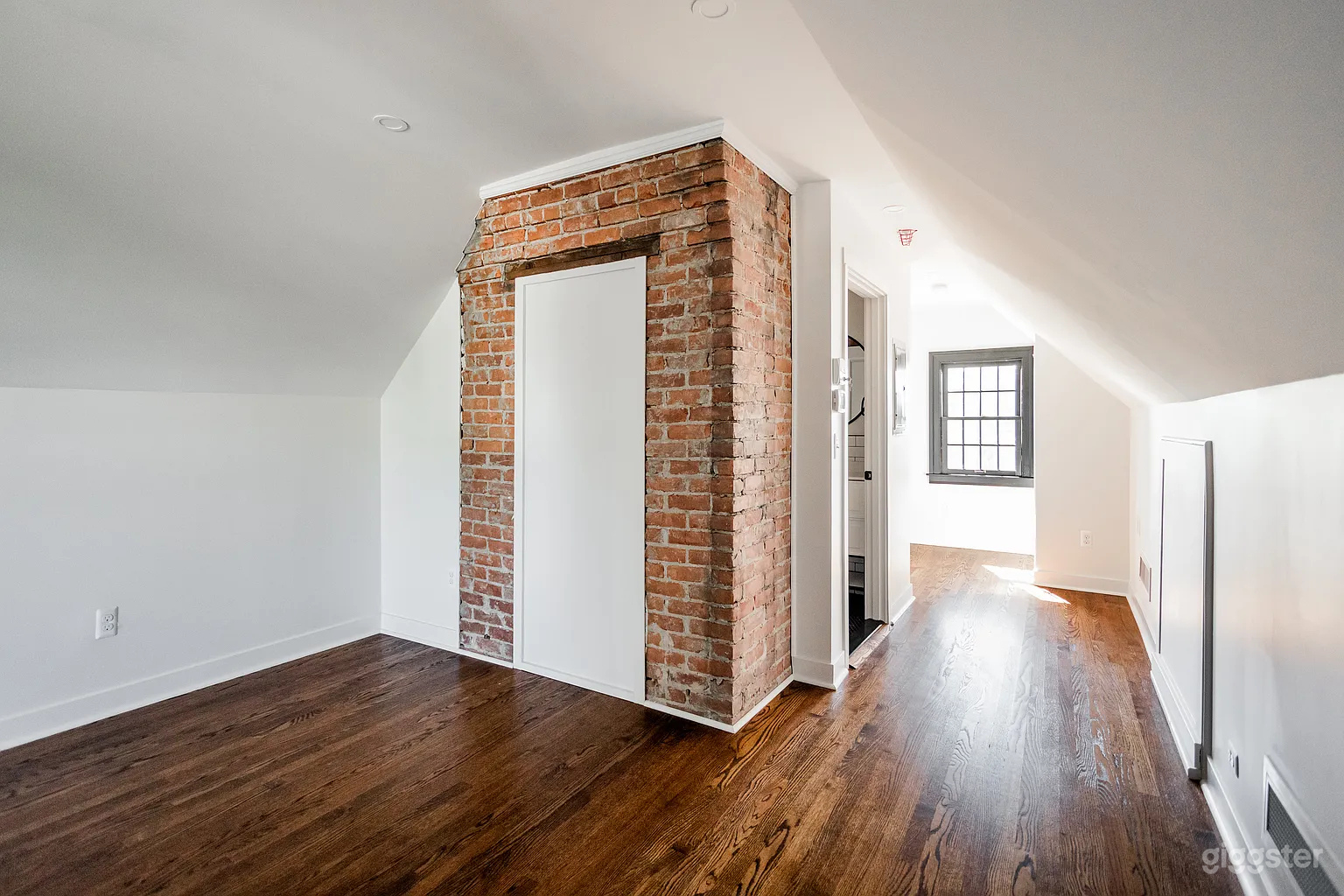 Intimate Loft Above Neighborhood Hot Spot Photo 2