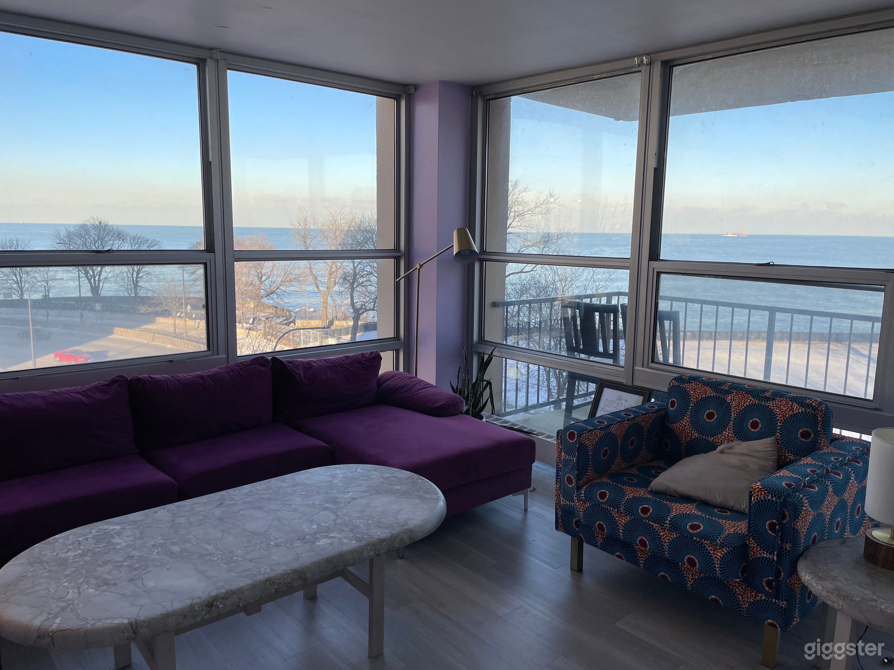 Colorful space with lake views Photo 4