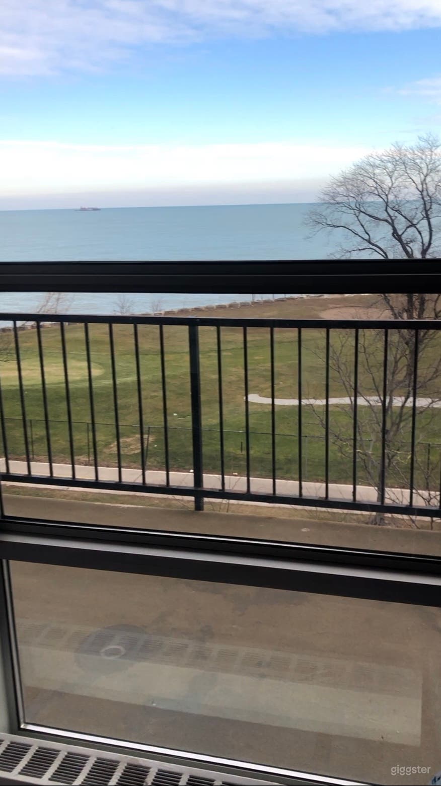 Colorful space with lake views Photo 2