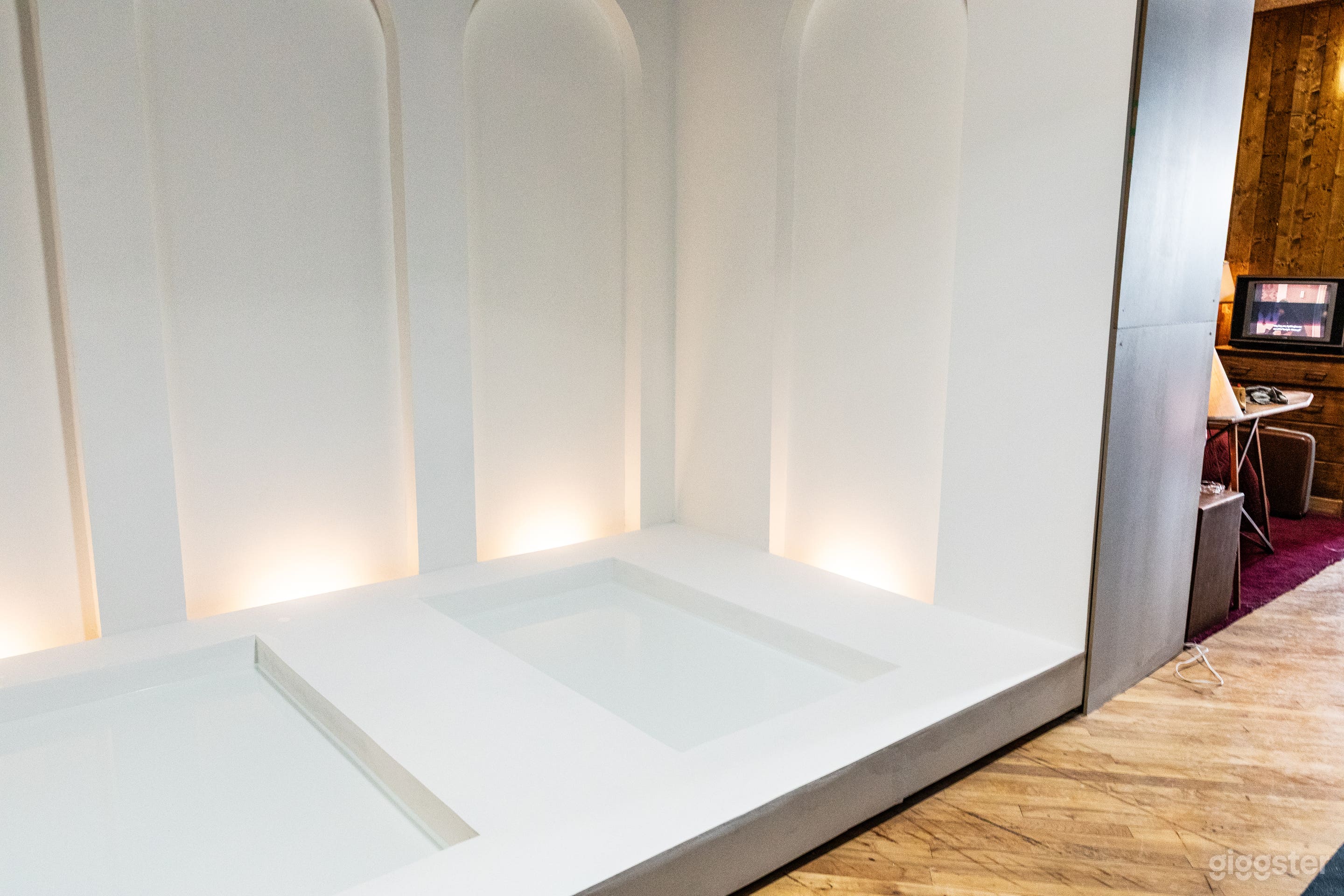 Sculptural White Studio with Architectural Curves Photo 3