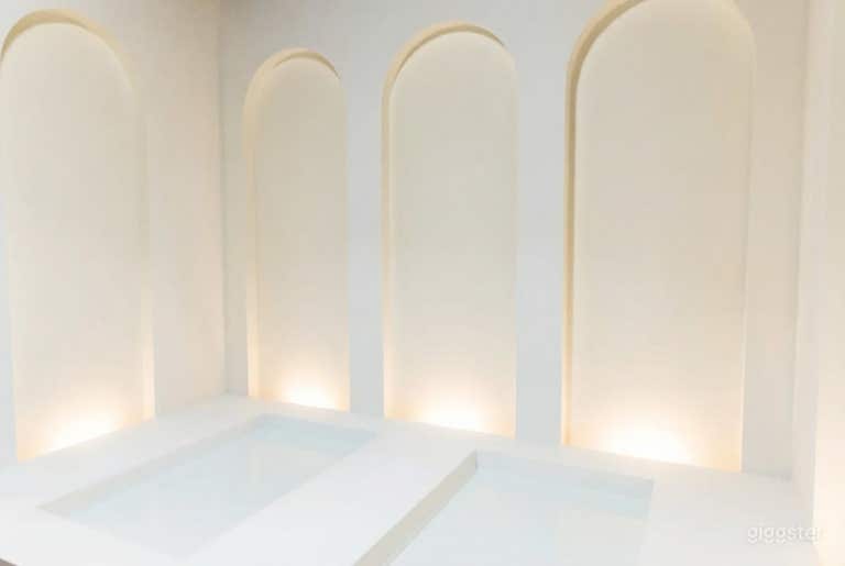  Estudio Blanco Escultural con Curvas Arquitectónicas 