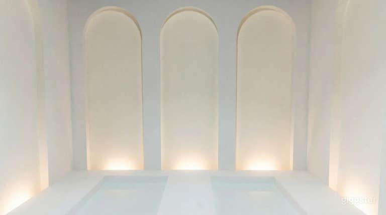  Estudio Blanco Escultural con Curvas Arquitectónicas 
