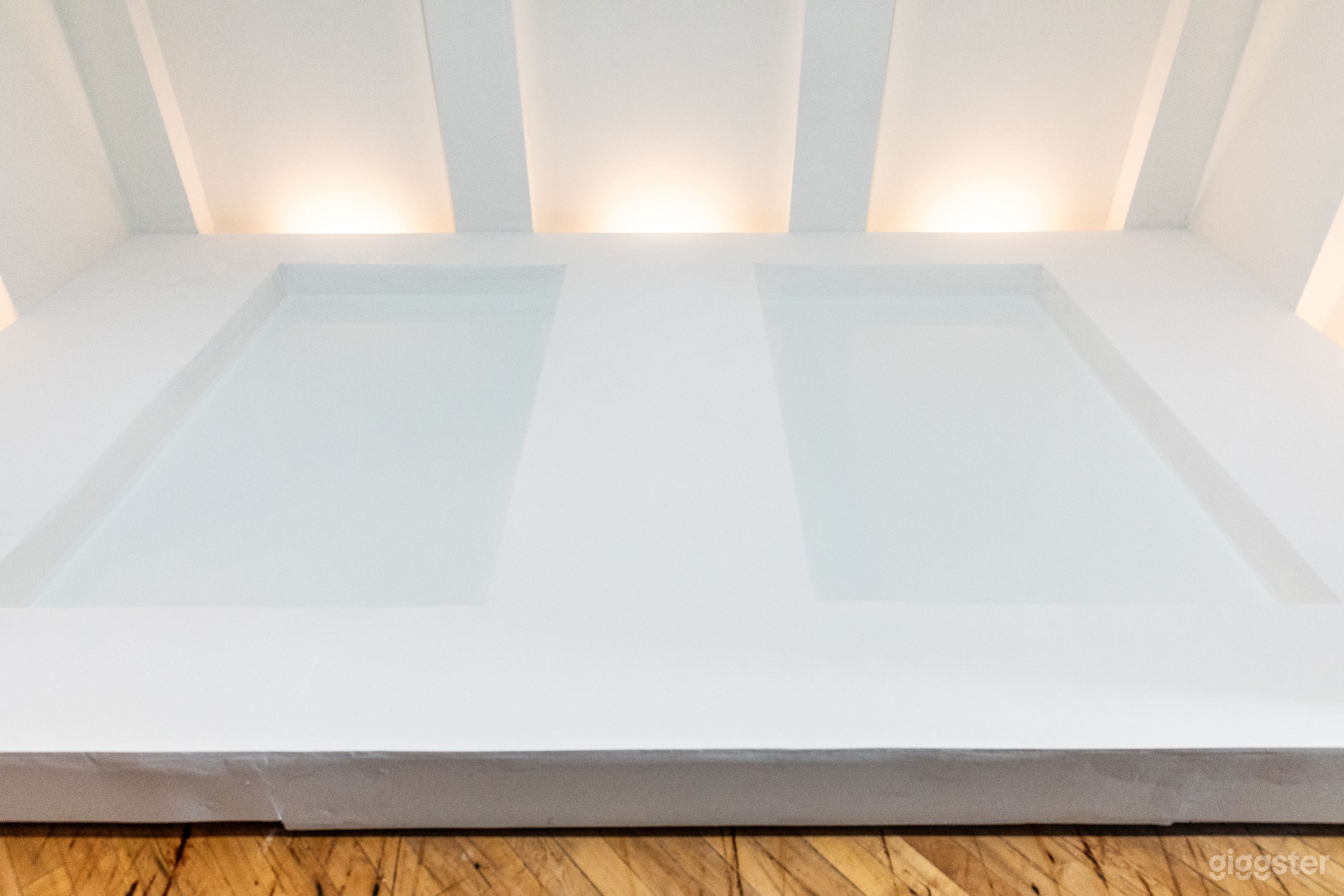 Sculptural White Studio with Architectural Curves Photo 4