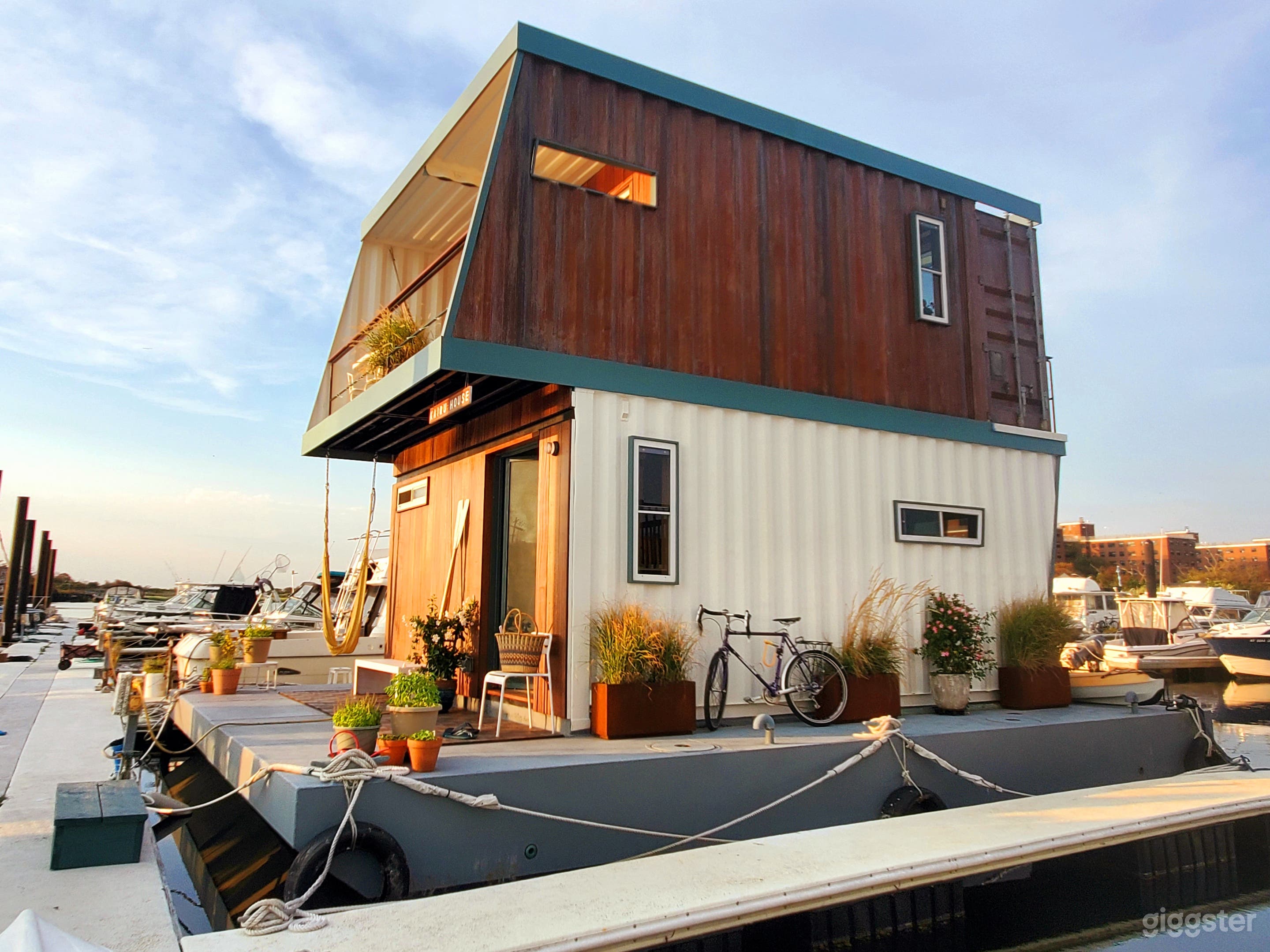 Stylish Houseboat Photo 2