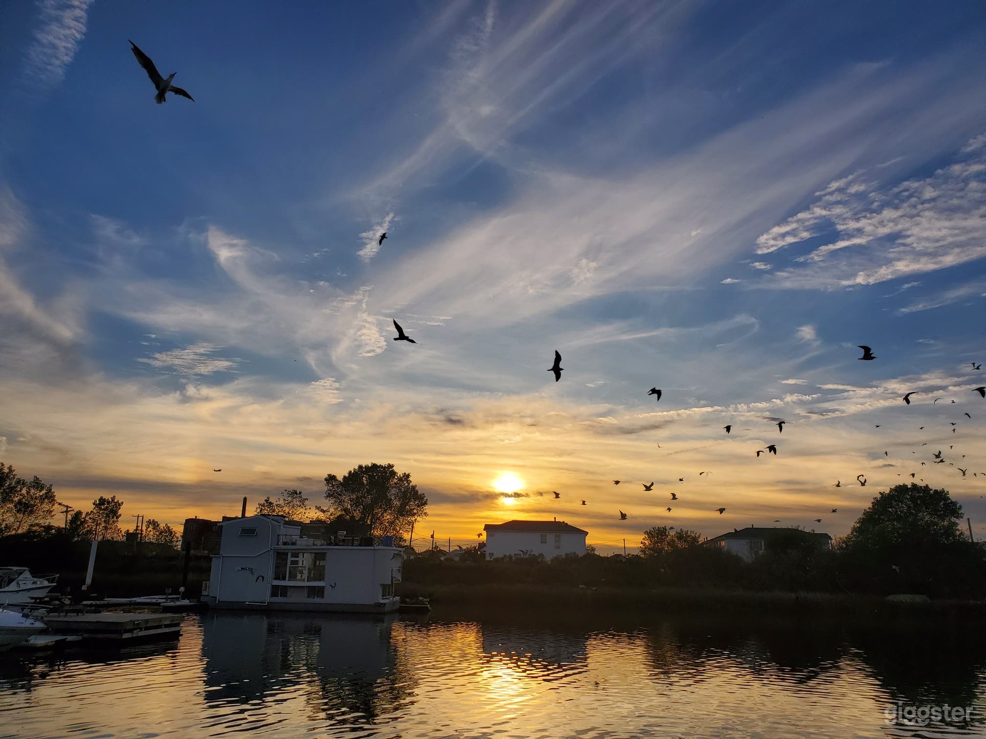 Stylish Houseboat Photo 4