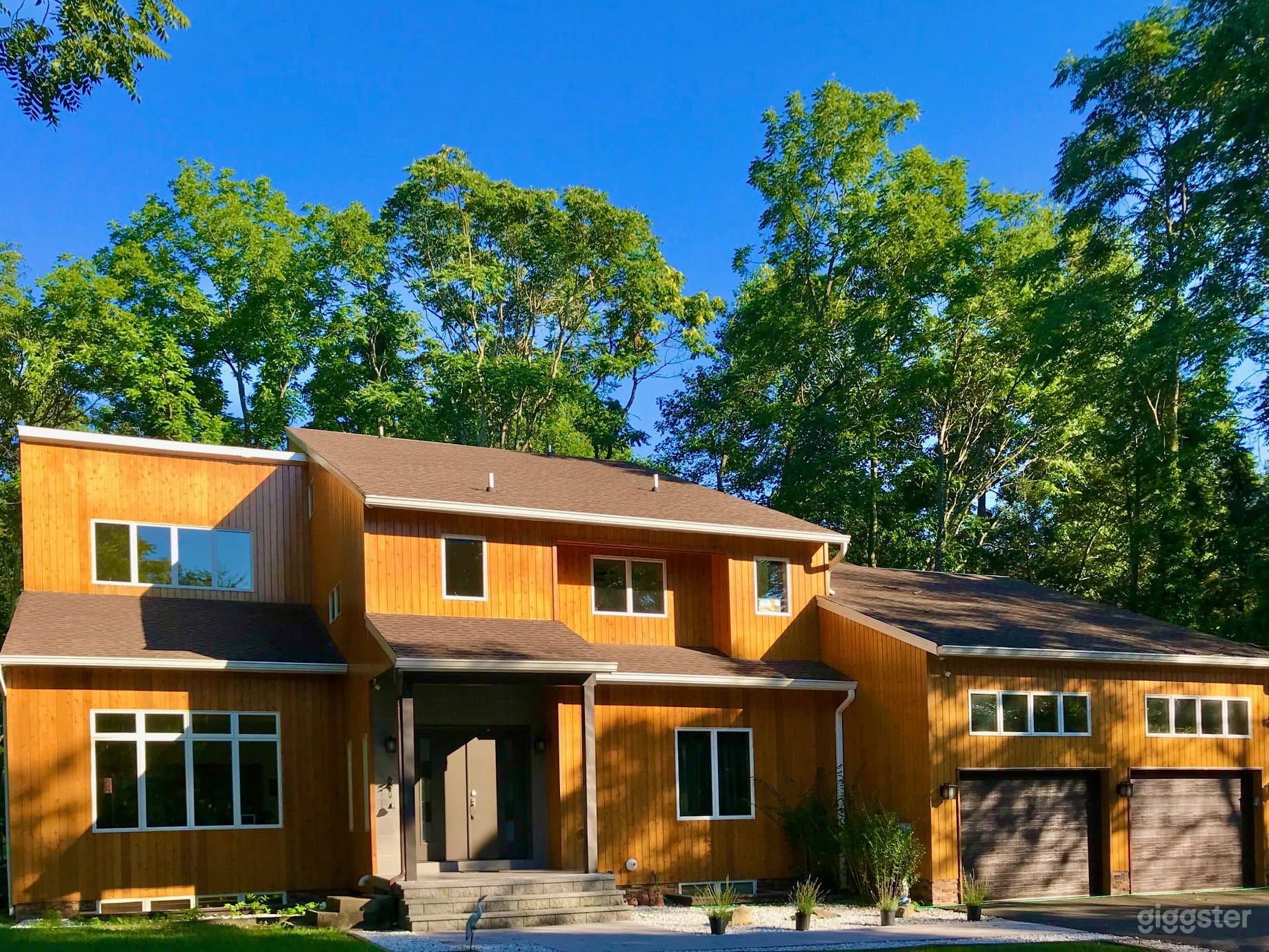 Contemporary Wooded Five Br Near Lake Photo 2