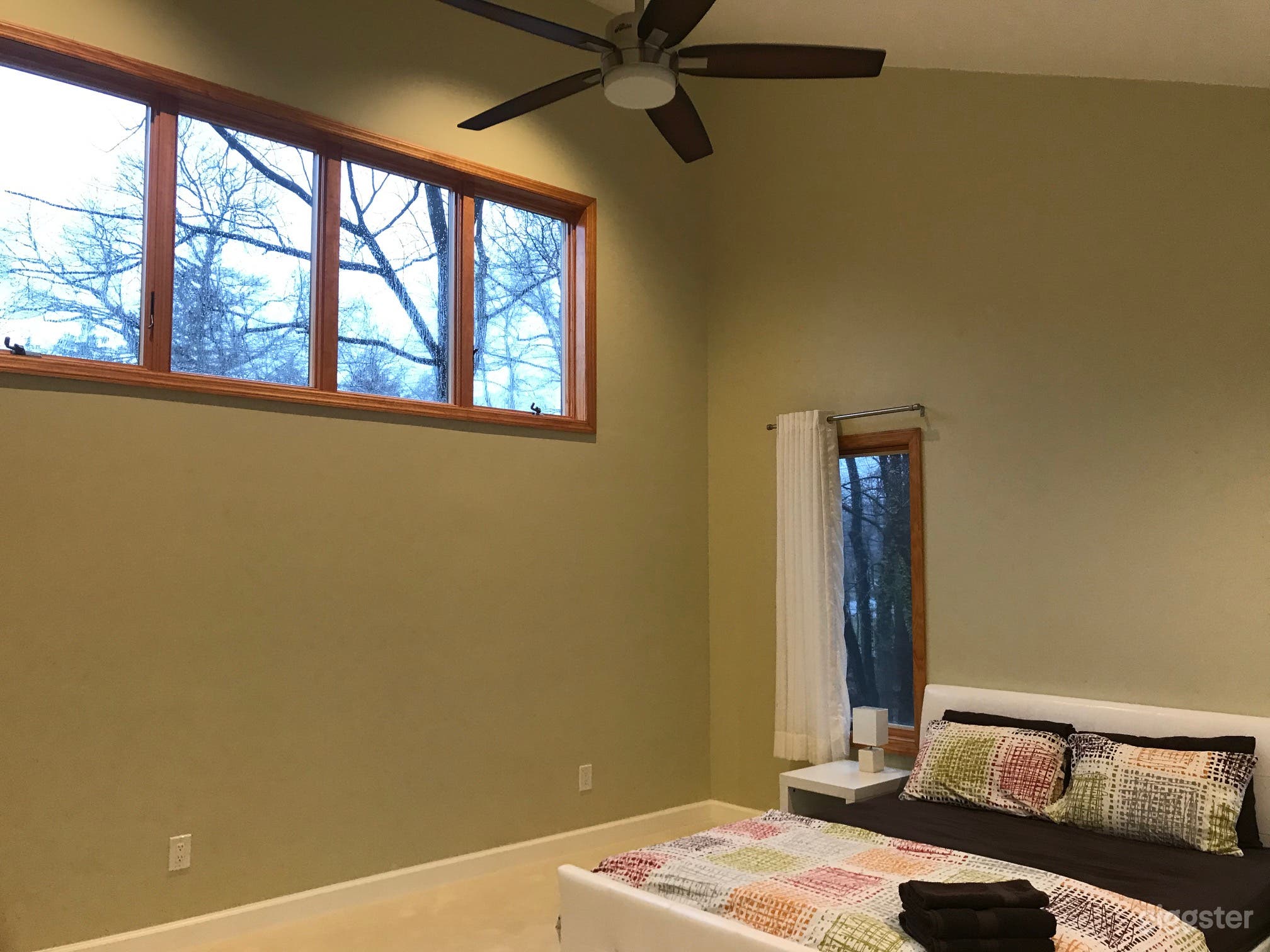 Contemporary Wooded Five Br Near Lake Photo 3