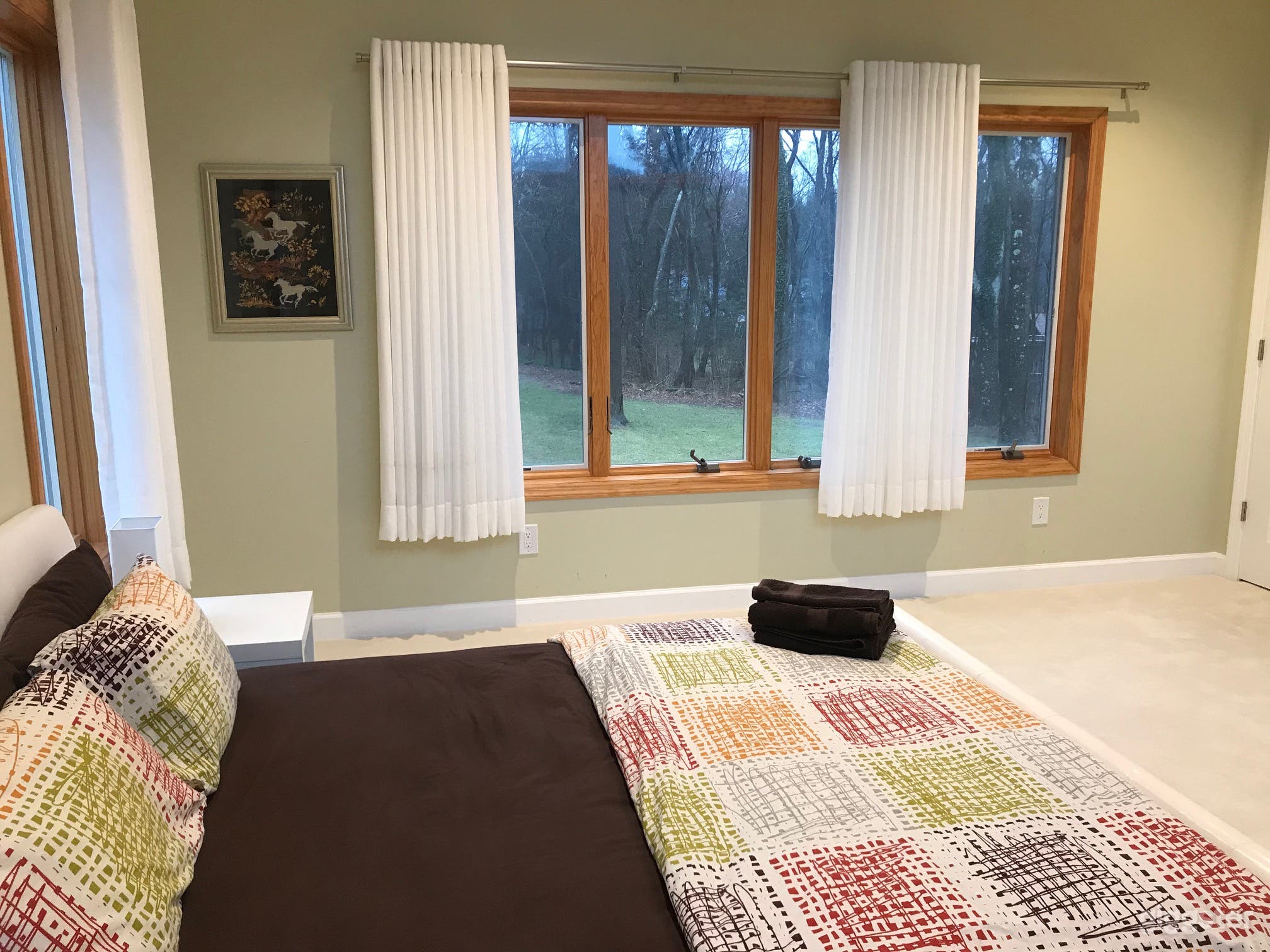 Contemporary Wooded Five Br Near Lake Photo 4