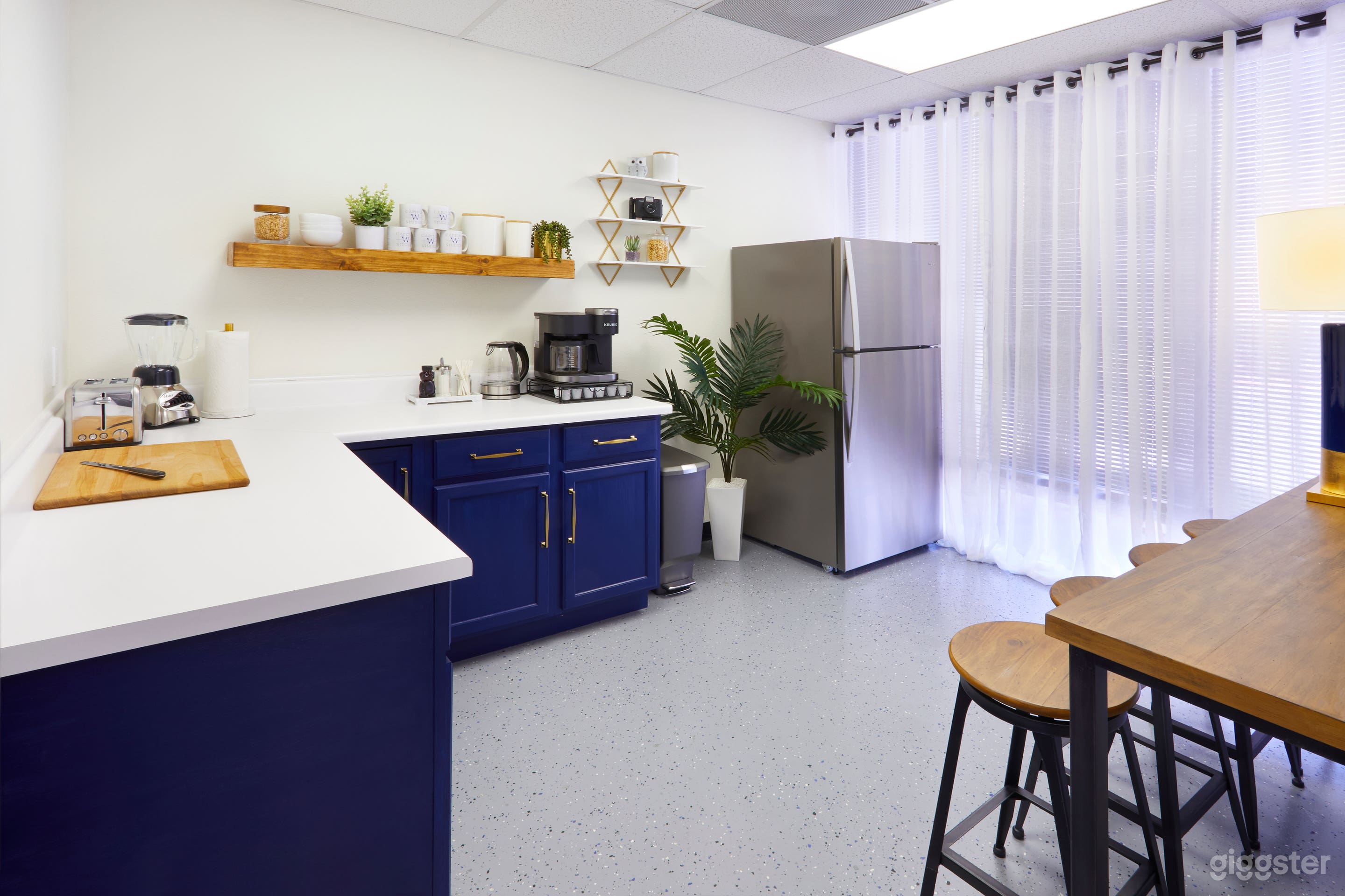 Bright, Open Photography Studio Space with Full Kitchen Photo 4