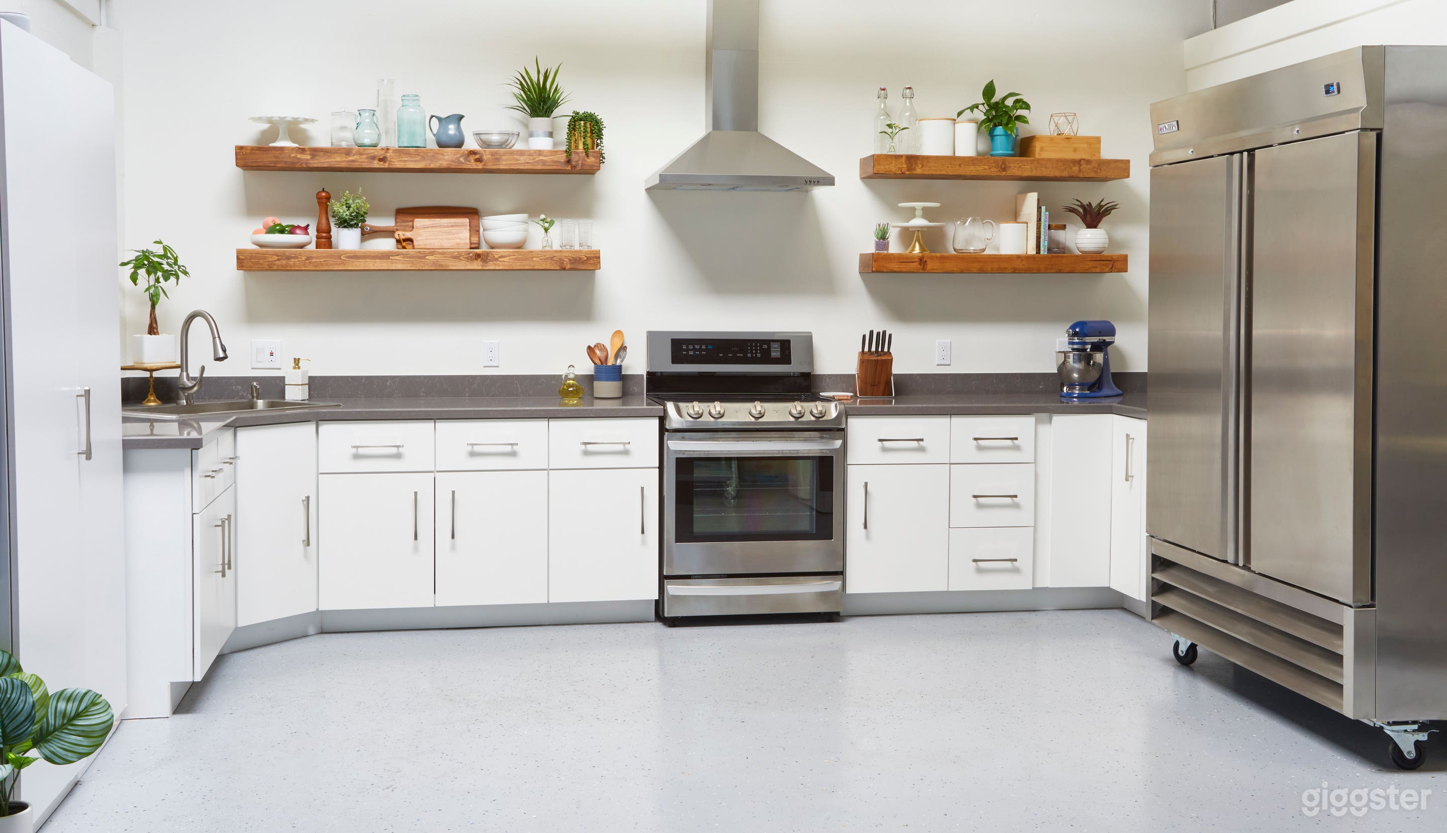 Bright, Open Photography Studio Space with Full Kitchen Photo 2