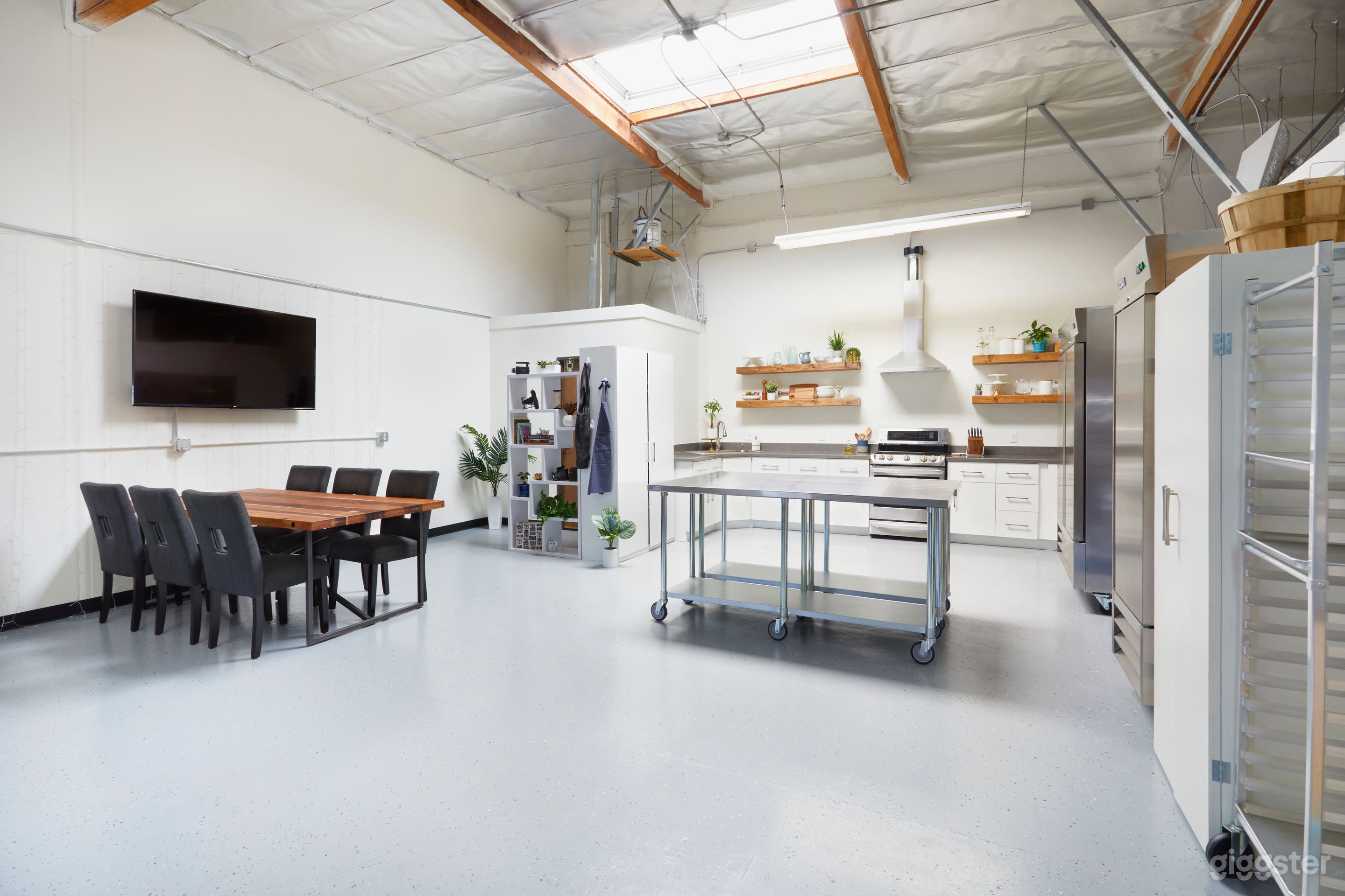 Bright, Open Photography Studio Space with Full Kitchen Photo 1