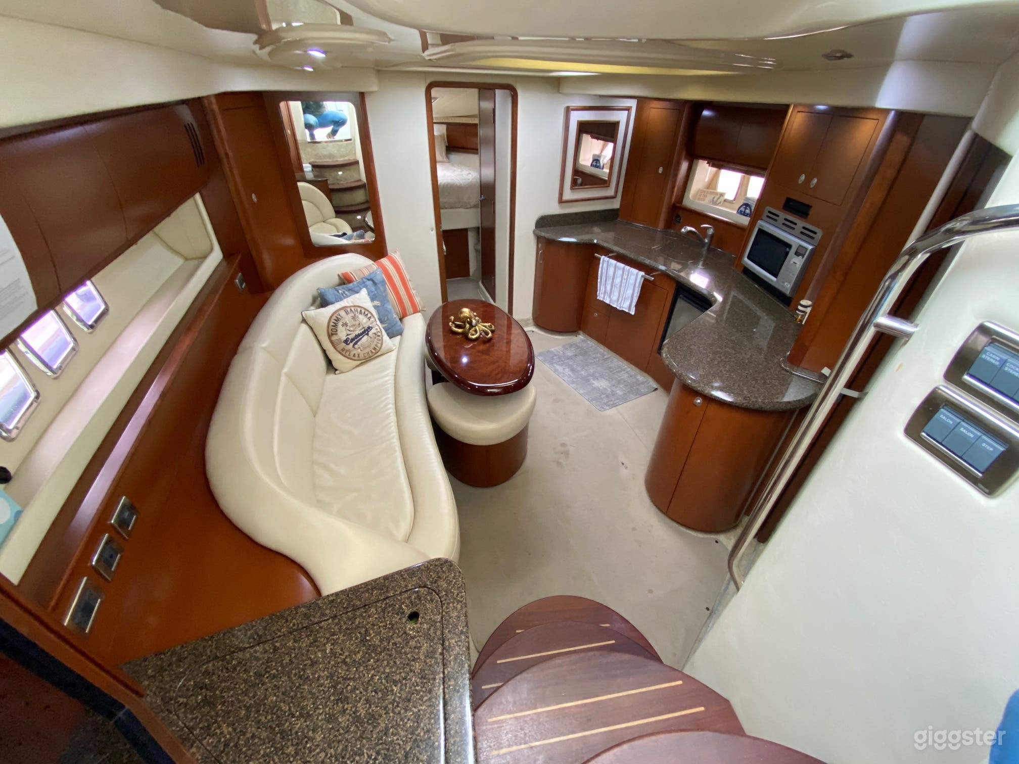 Stunning and Charming Yacht Photo 2